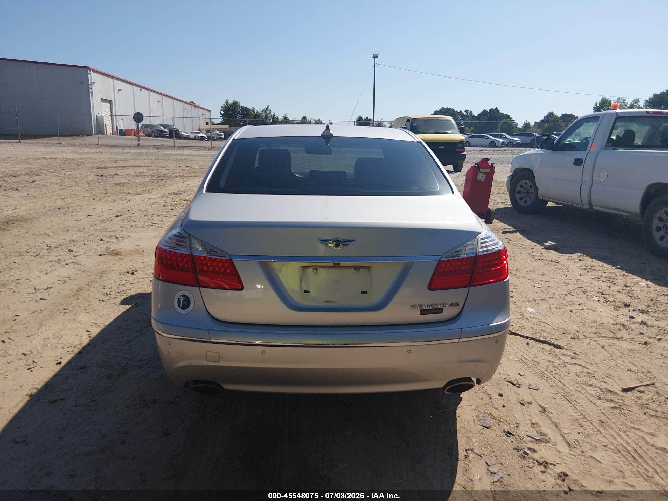2011 Hyundai Genesis 4.6 Silver vin: KMHGC4DFXBU133738