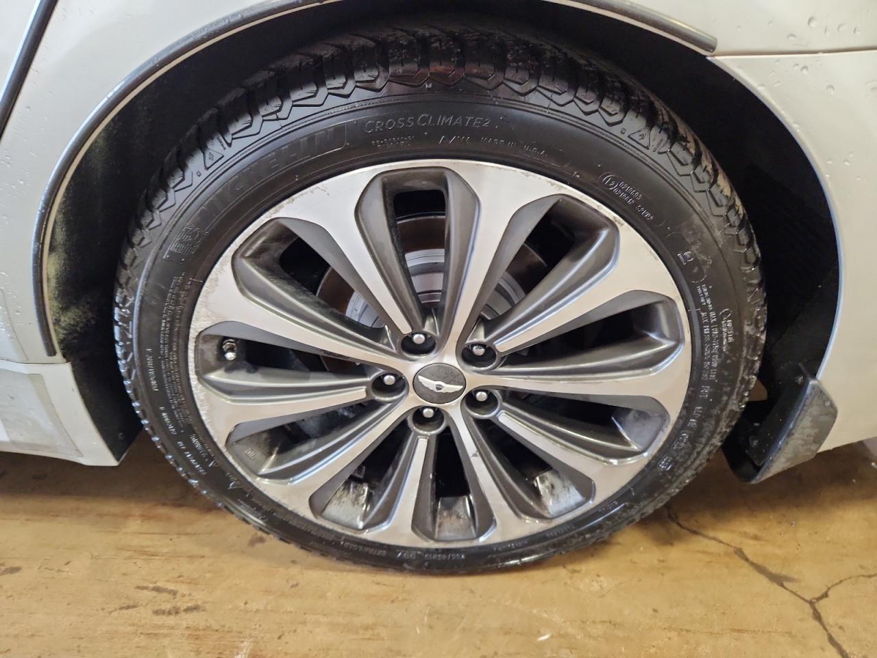 2013 Hyundai Genesis 5.0l Silver vin: KMHGC4DH6DU225322 Damage: Left Rear Wheel, Curb Rash, > 12 Inches