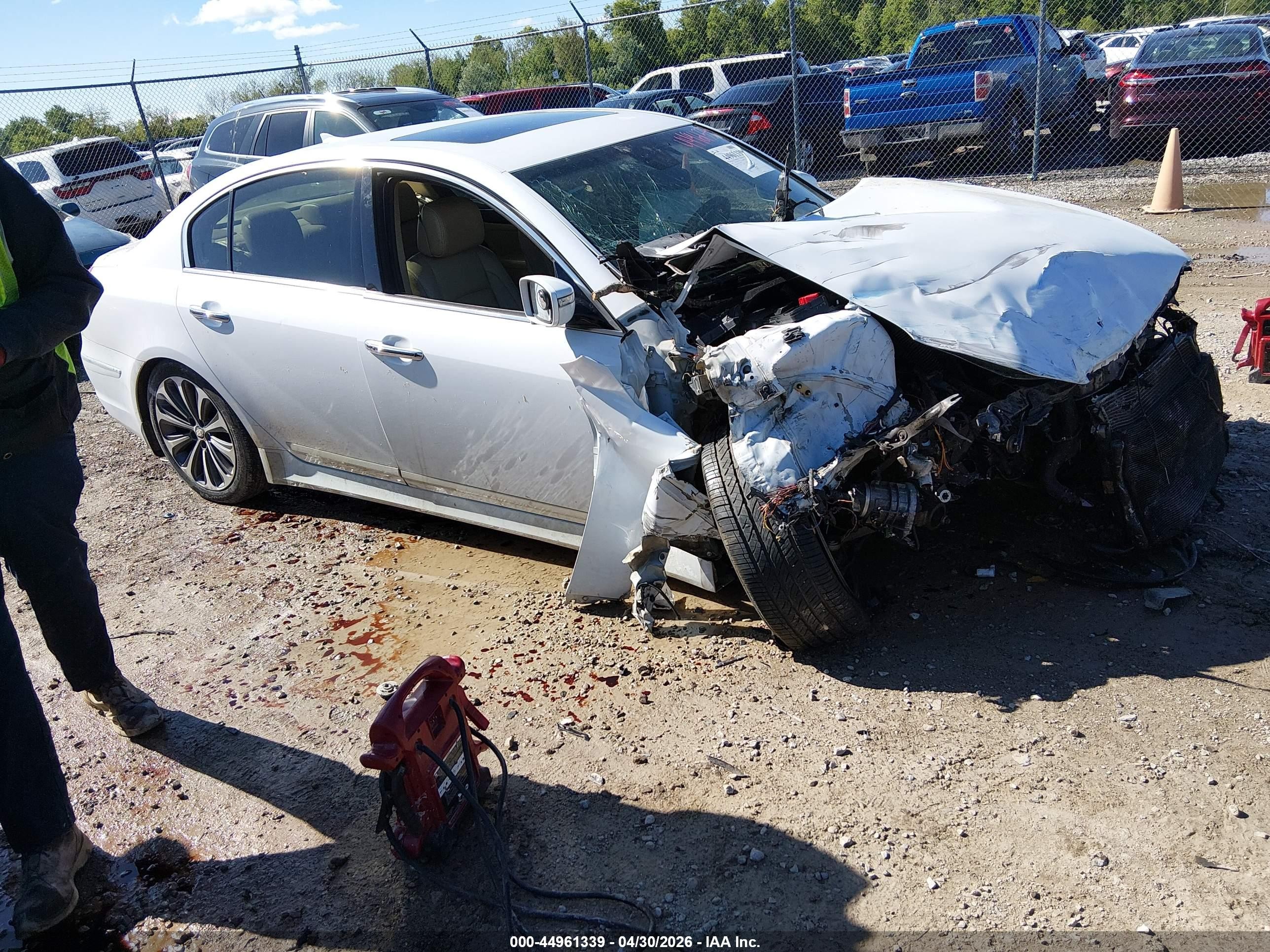 2013 Hyundai Genesis 5.0 R-spec White vin: KMHGC4DH9DU258007