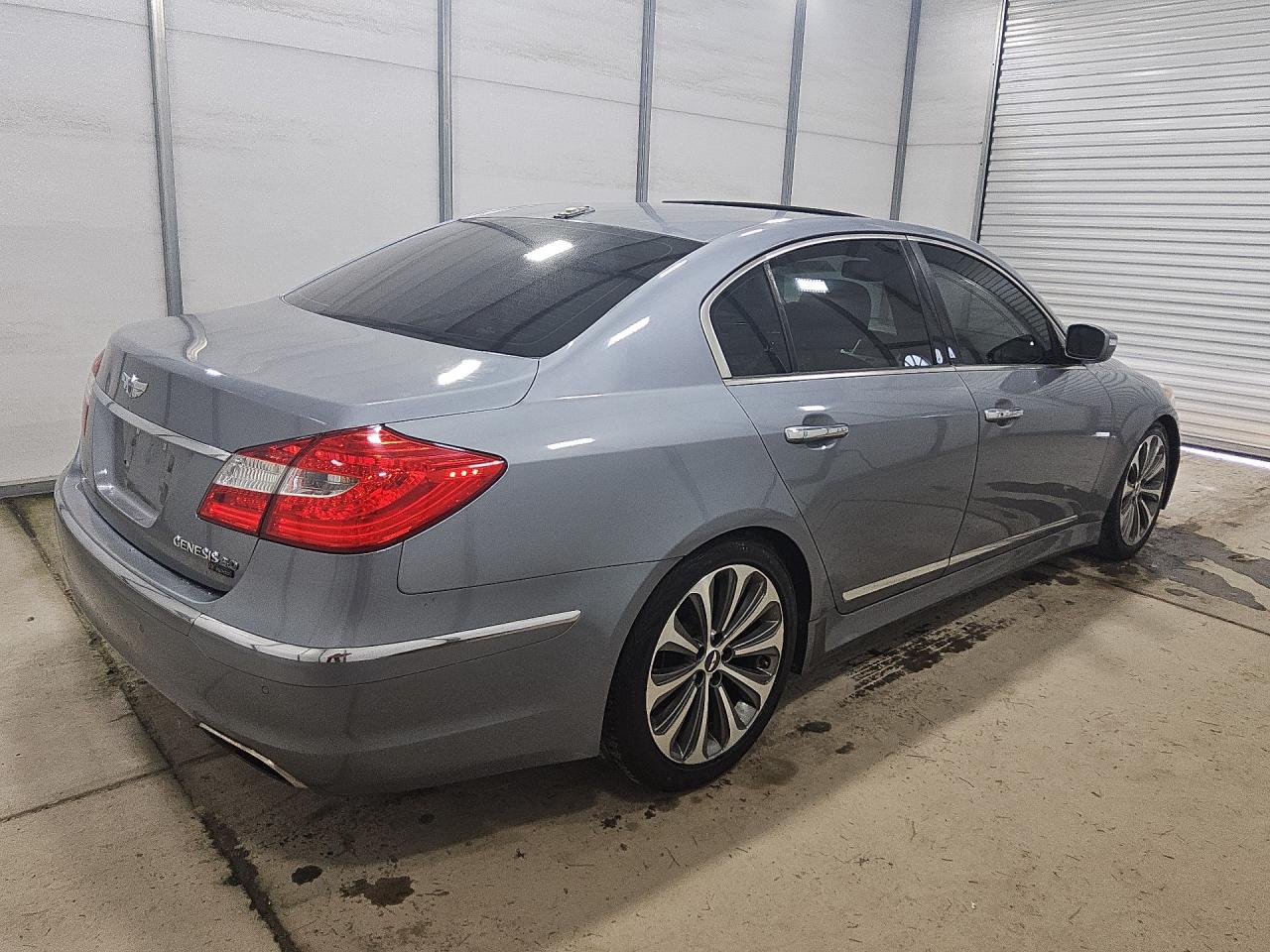2014 Hyundai Genesis 5.0l Gray vin: KMHGC4DHXEU265016 Damage: Right Front Tire, Worn, Replacement Required