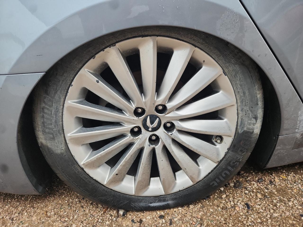 2015 Hyundai Equus Signature Gray vin: KMHGH4JH3FU095461 Damage: Right Rear Wheel, Curb Rash, 11 To 12 Inches
