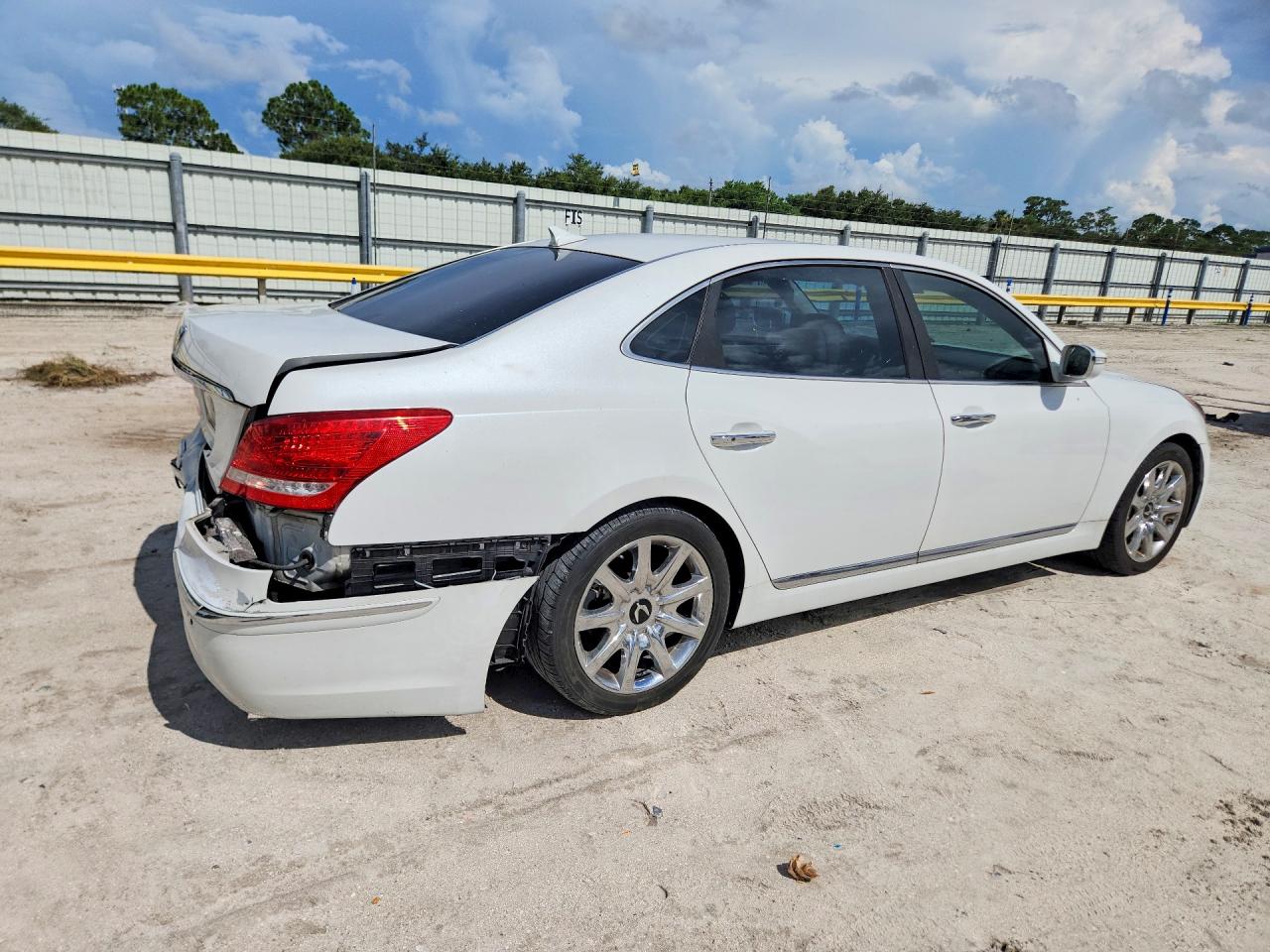 2013 Hyundai Equus Signature White vin: KMHGH4JH4DU067911