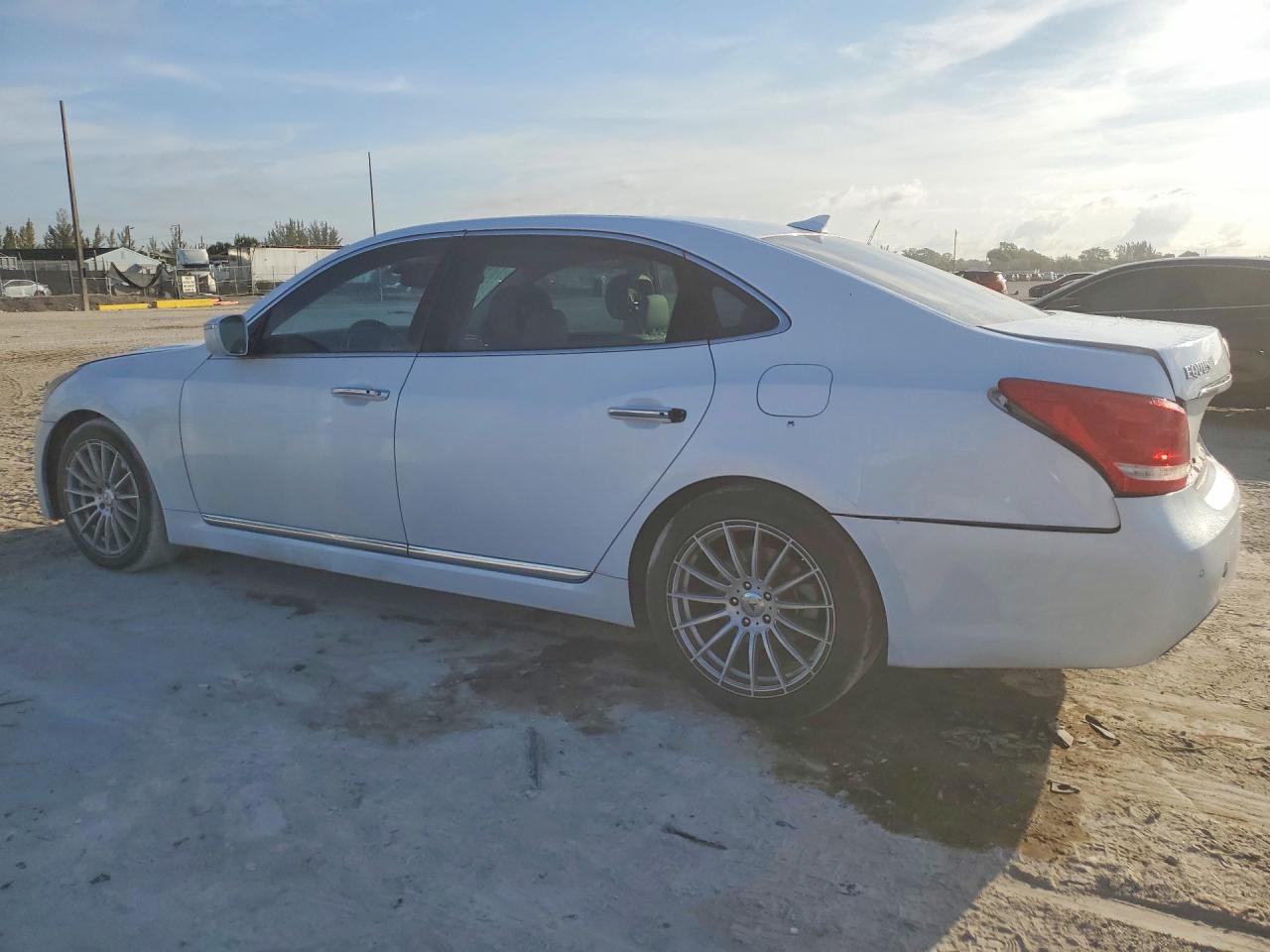 2015 Hyundai Equus Signature White vin: KMHGH4JH8FU095648