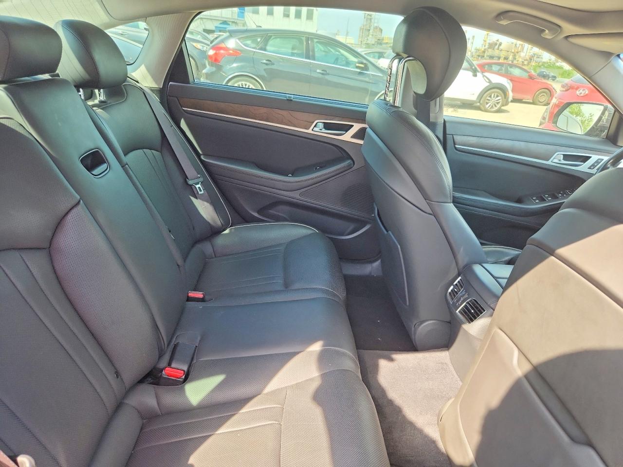 2015 Hyundai Genesis 3.8l Silver vin: KMHGN4JE0FU020697