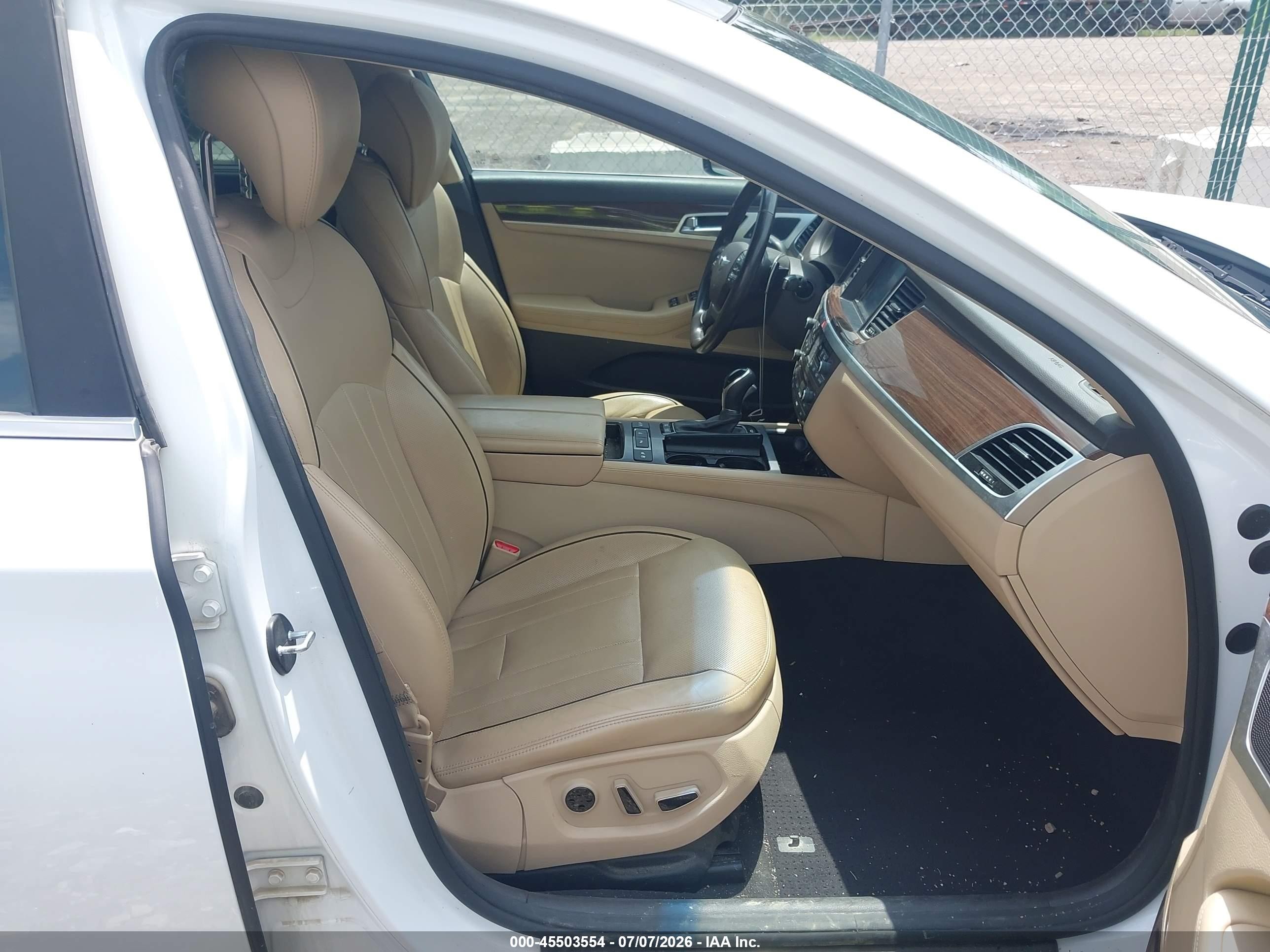 2015 Hyundai Genesis 3.8 White vin: KMHGN4JE0FU080558