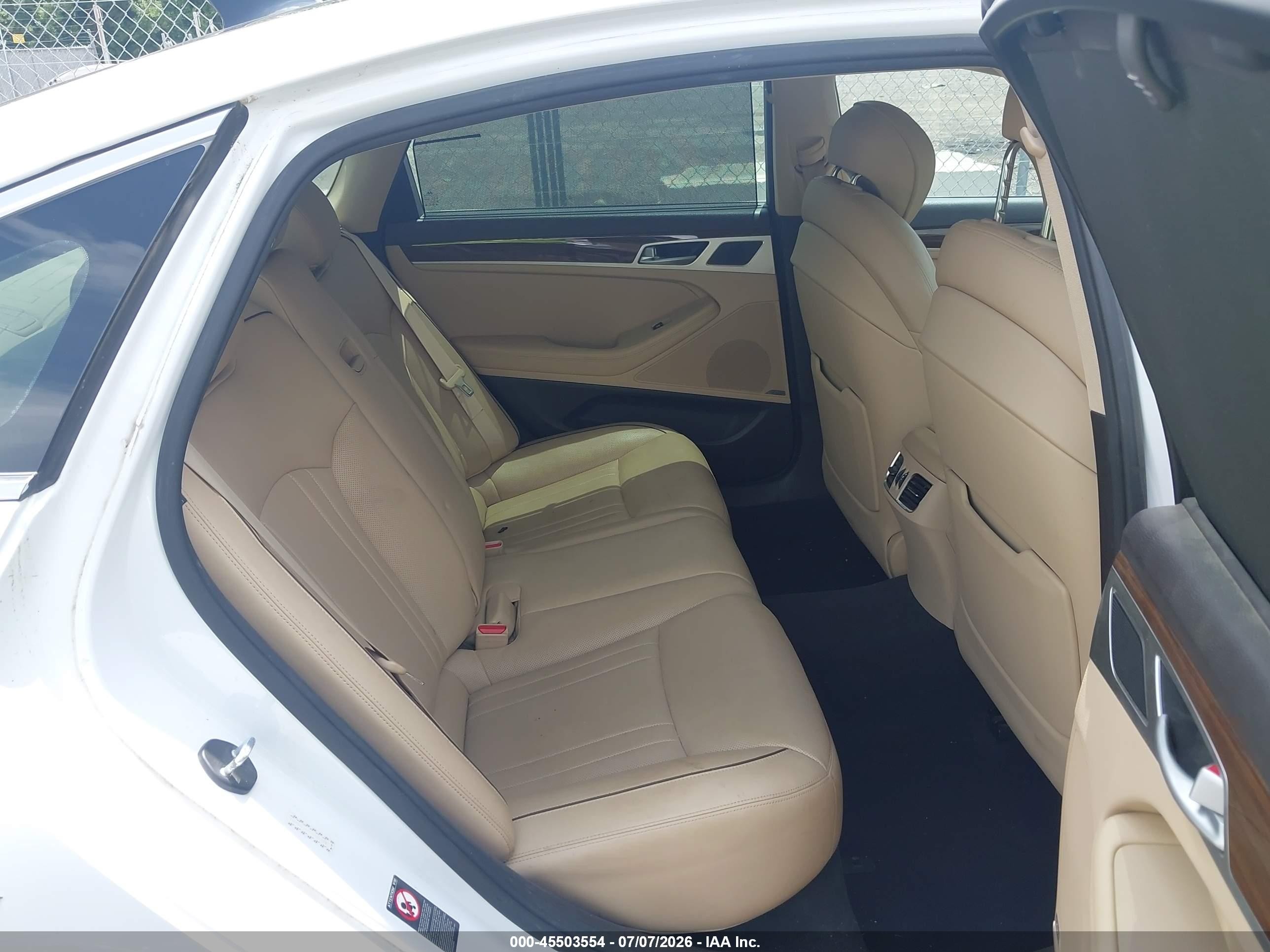 2015 Hyundai Genesis 3.8 White vin: KMHGN4JE0FU080558