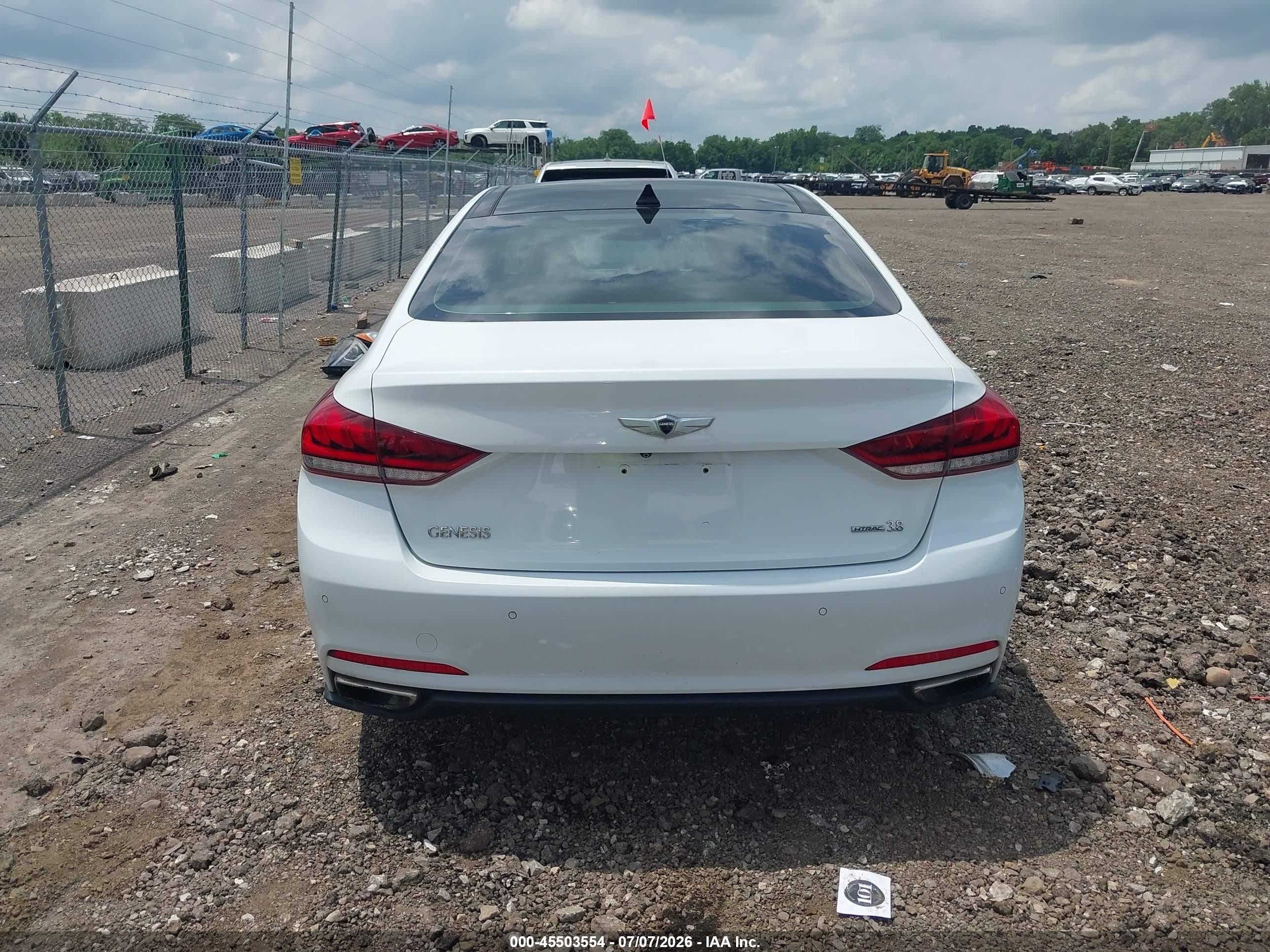 2015 Hyundai Genesis 3.8 White vin: KMHGN4JE0FU080558