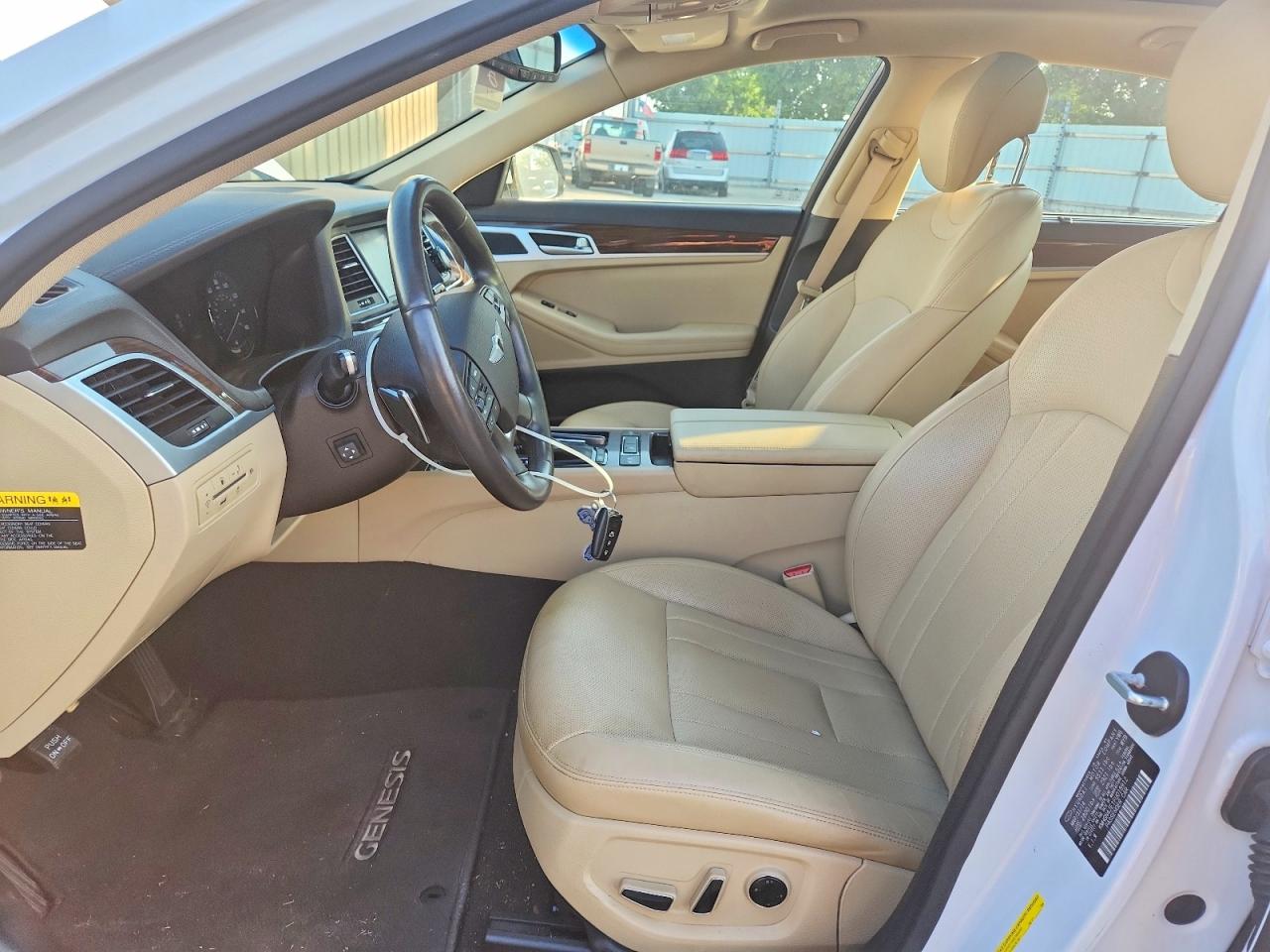2015 Hyundai Genesis 3.8l Белый vin: KMHGN4JE1FU018912