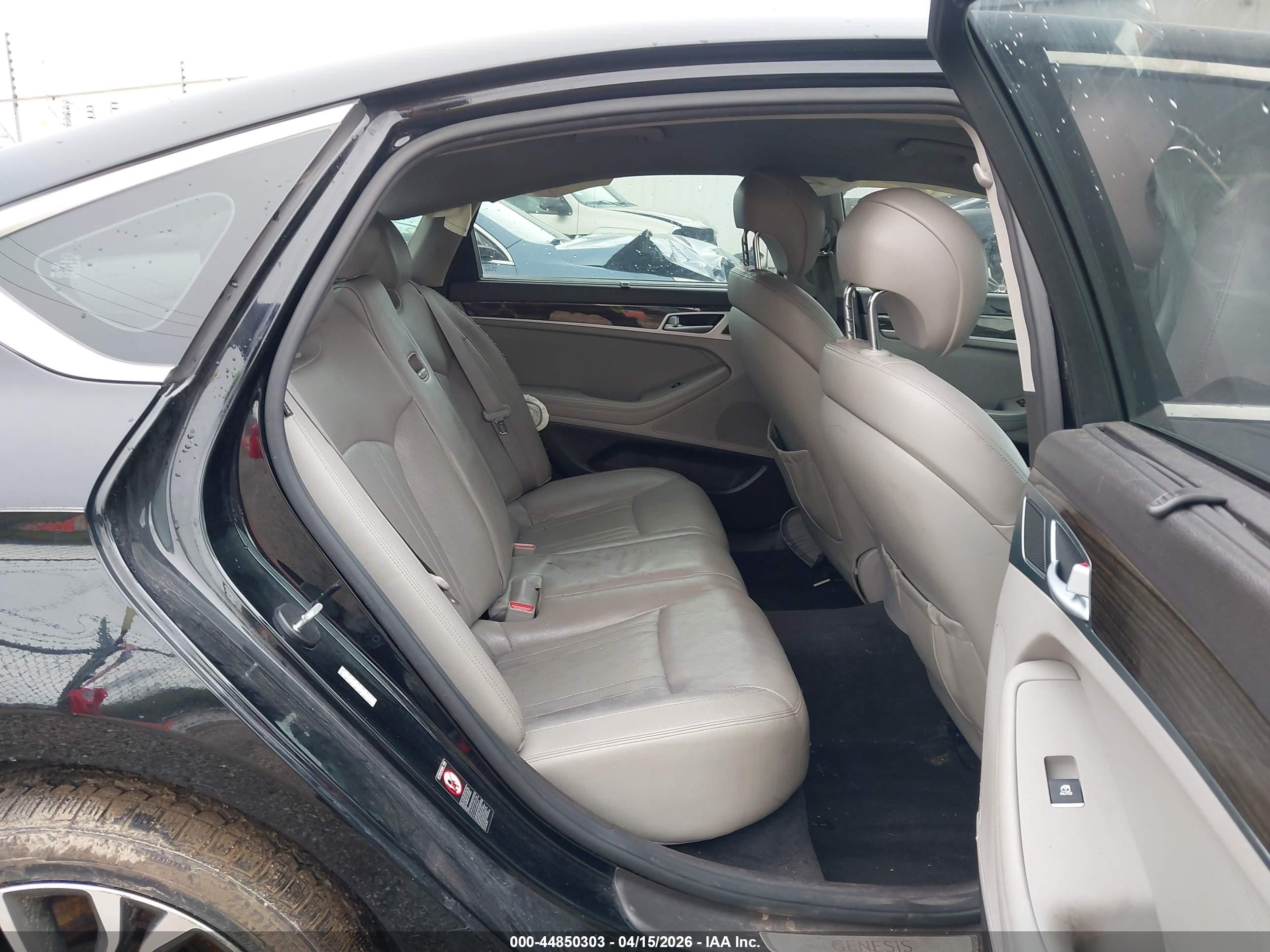 2015 Hyundai Genesis 3.8 Black vin: KMHGN4JE1FU075644