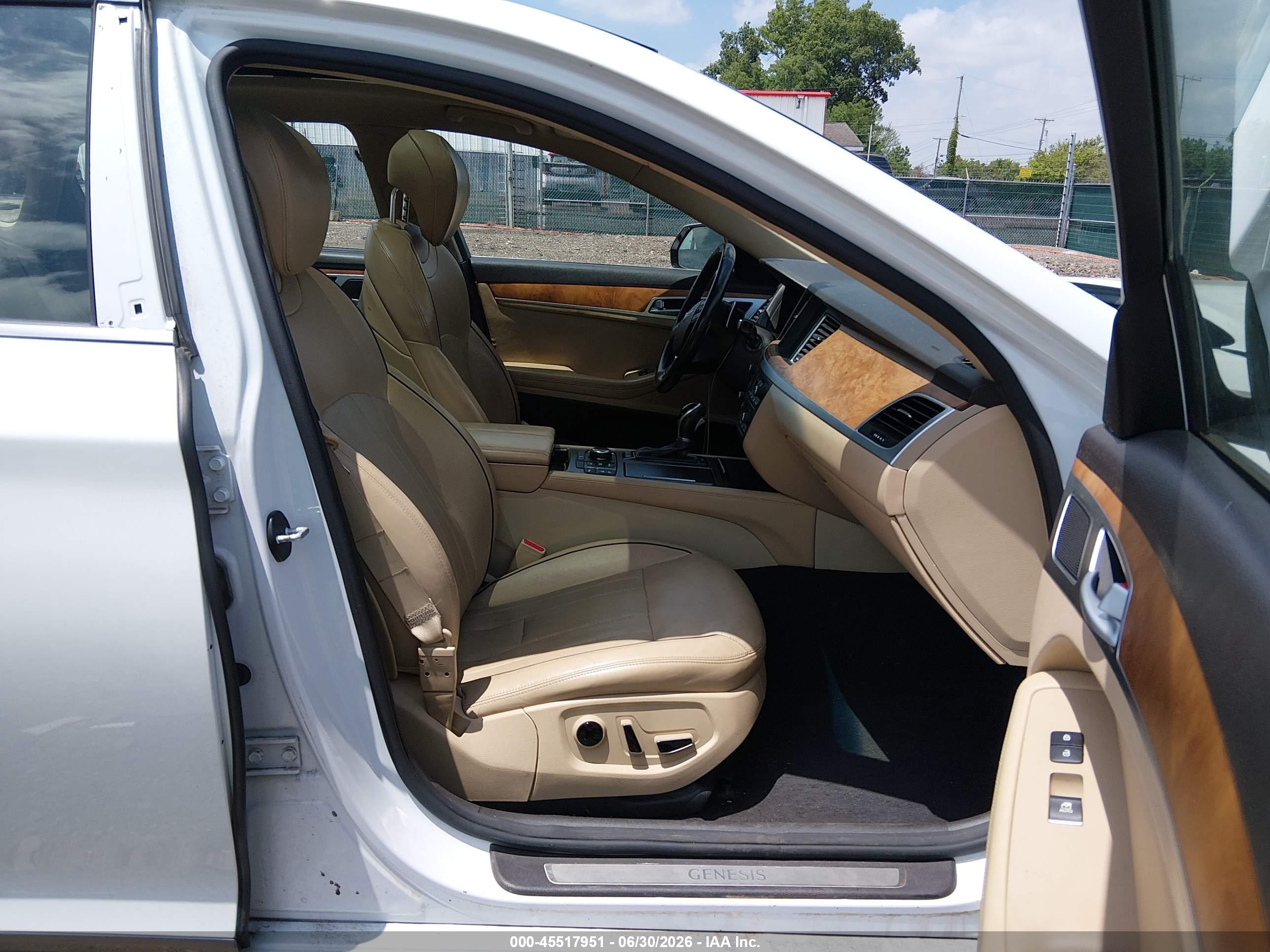 2015 Hyundai Genesis 3.8 White vin: KMHGN4JE1FU079743