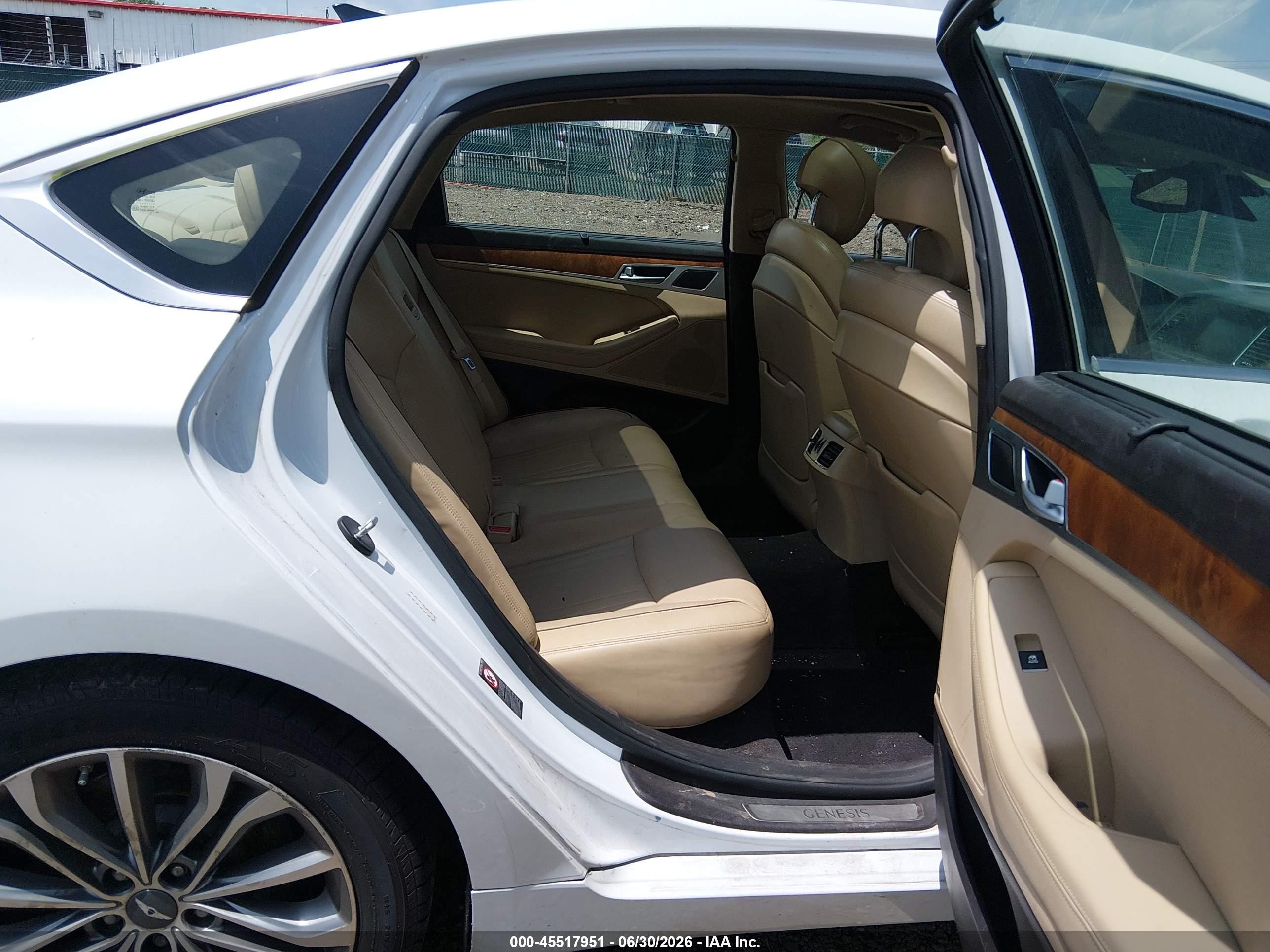 2015 Hyundai Genesis 3.8 White vin: KMHGN4JE1FU079743
