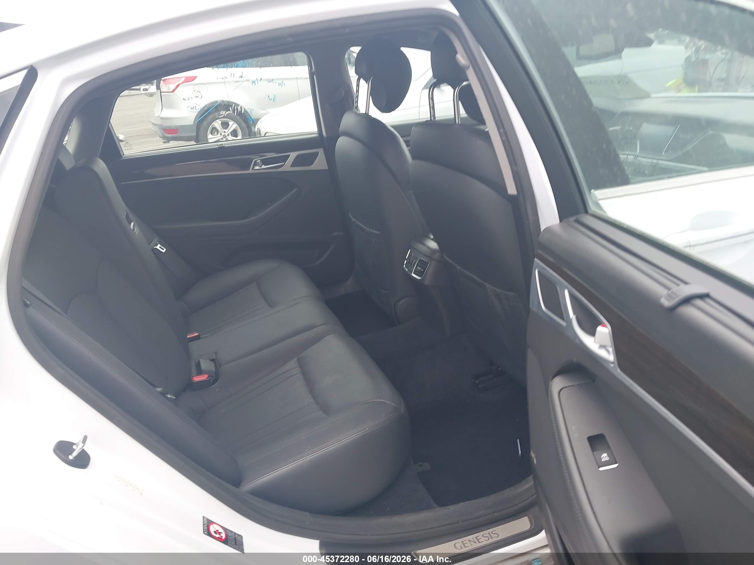 2015 Hyundai Genesis 3.8 White vin: KMHGN4JE2FU049599