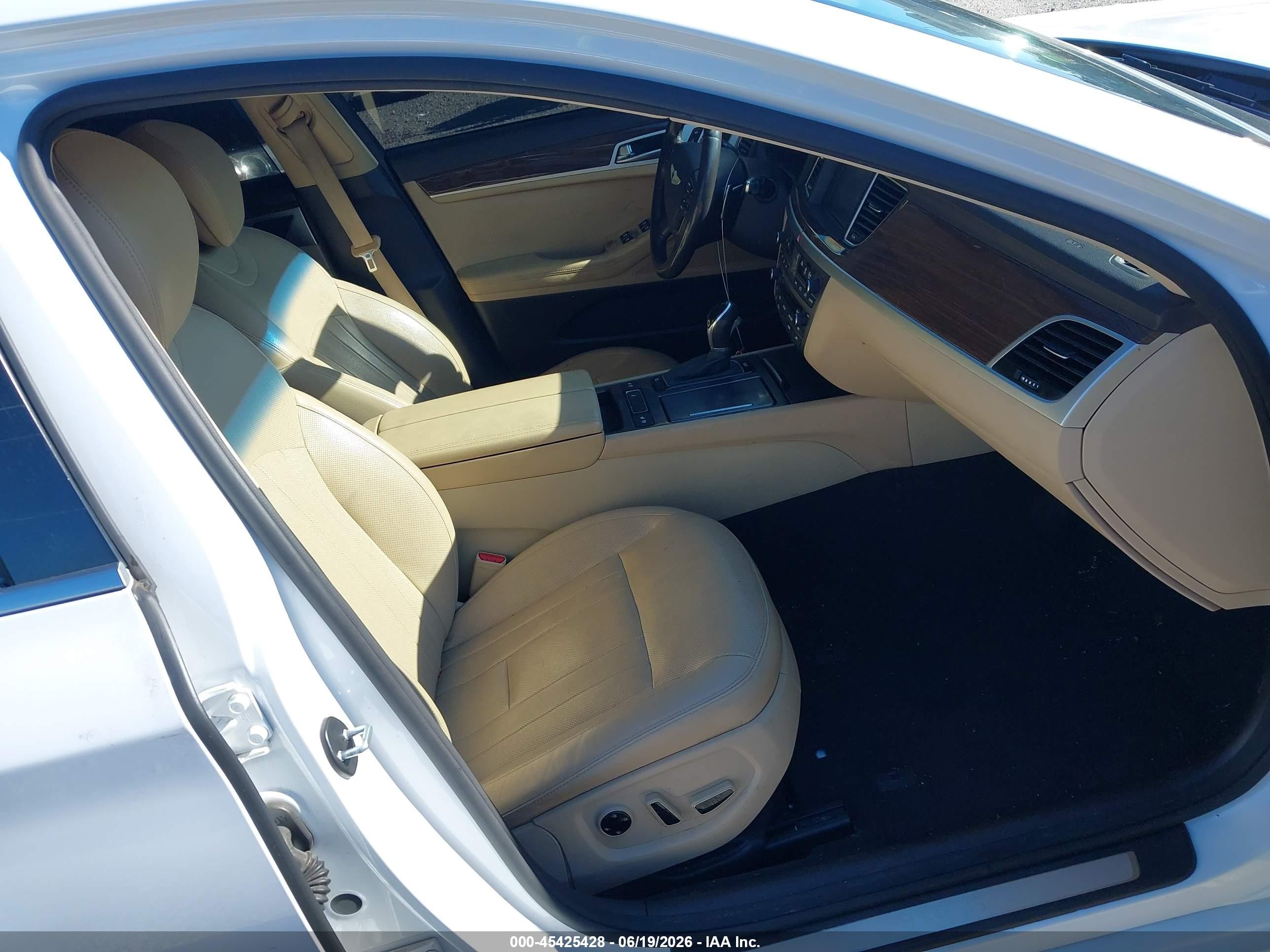 2015 Hyundai Genesis 3.8 White vin: KMHGN4JE2FU071814