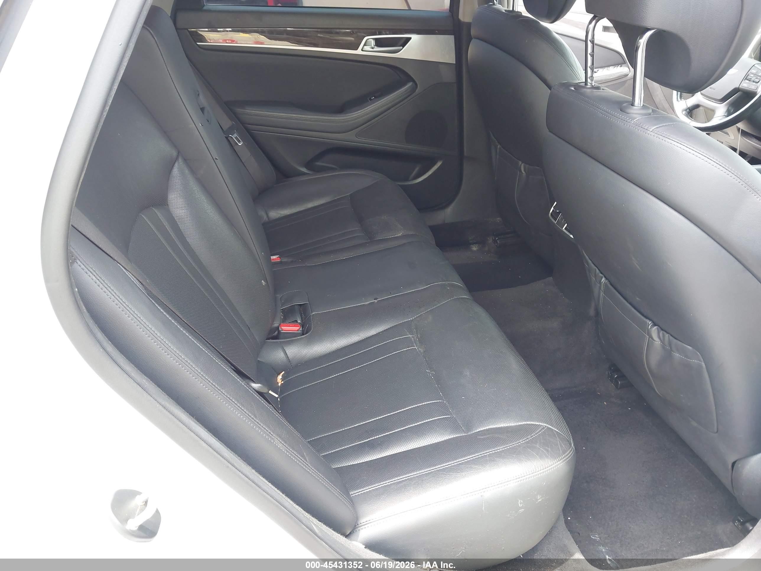 2015 Hyundai Genesis 3.8 White vin: KMHGN4JE2FU091934
