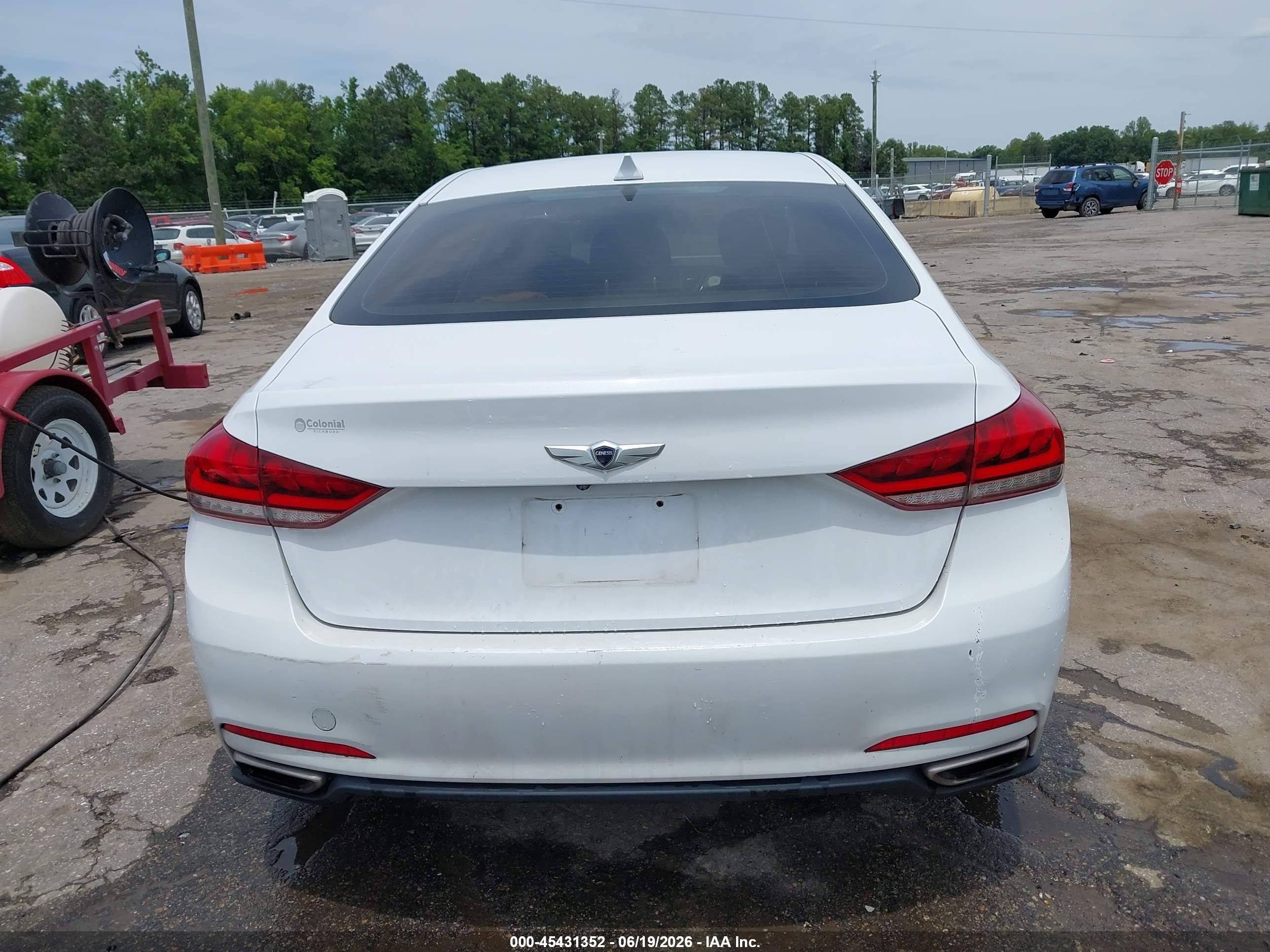 2015 Hyundai Genesis 3.8 White vin: KMHGN4JE2FU091934