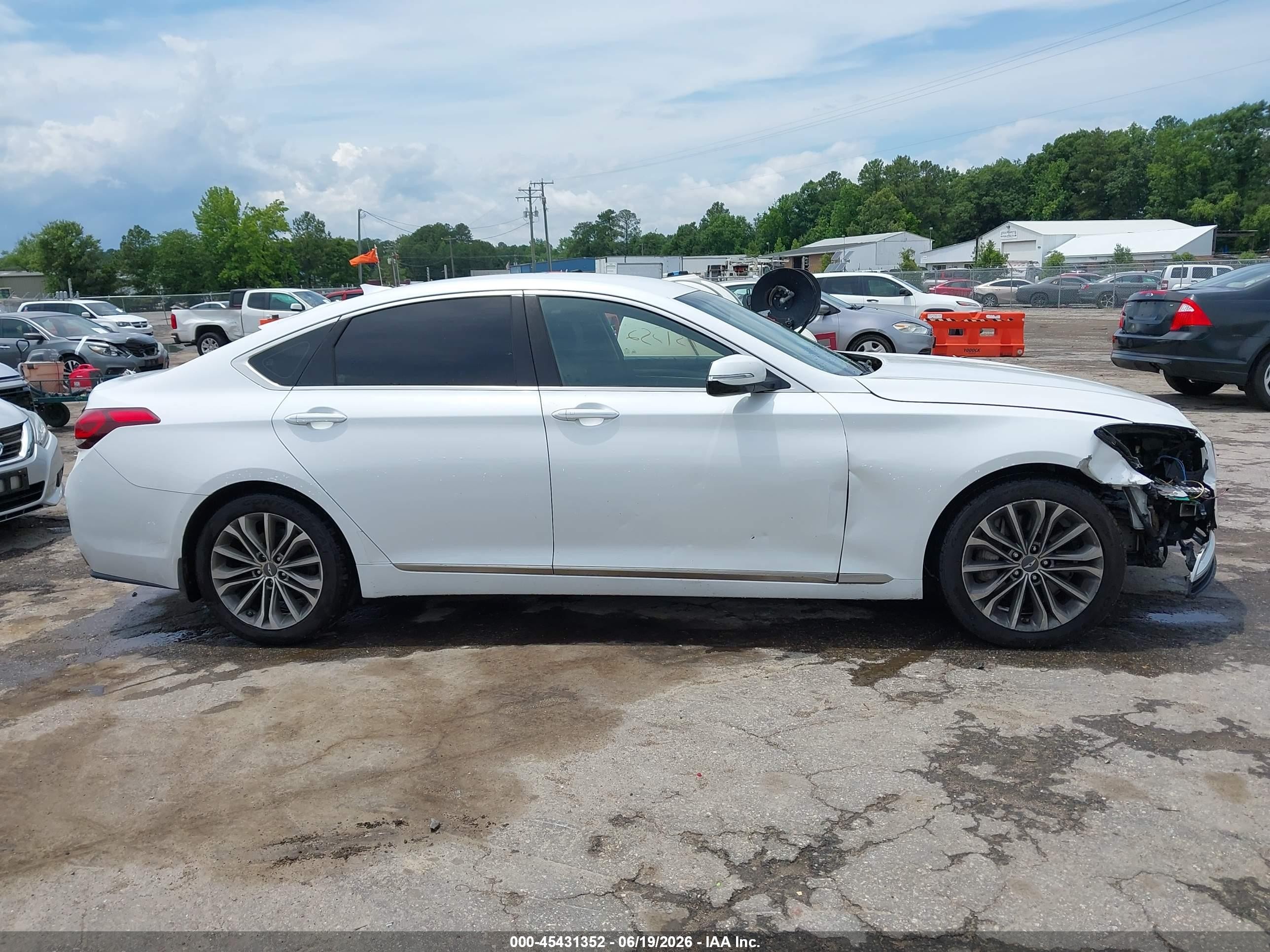 2015 Hyundai Genesis 3.8 White vin: KMHGN4JE2FU091934