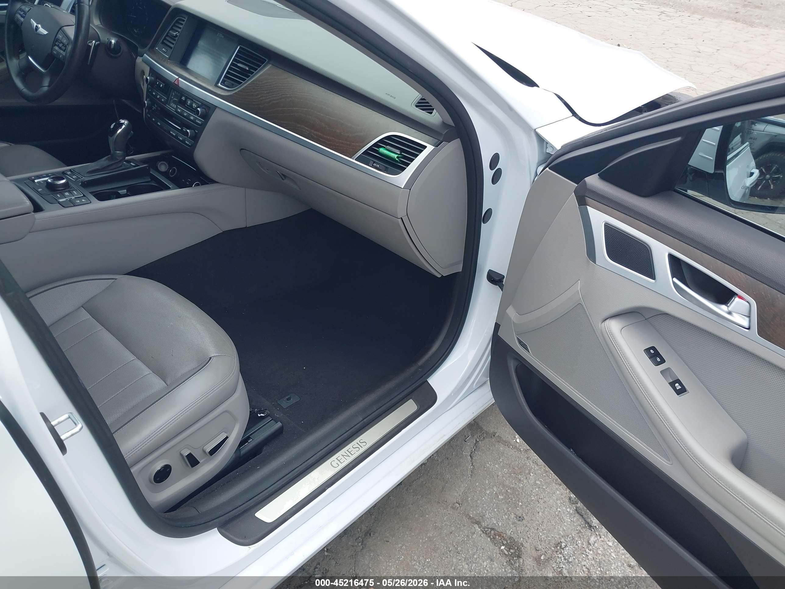 2015 Hyundai Genesis 3.8 Белый vin: KMHGN4JE4FU037115