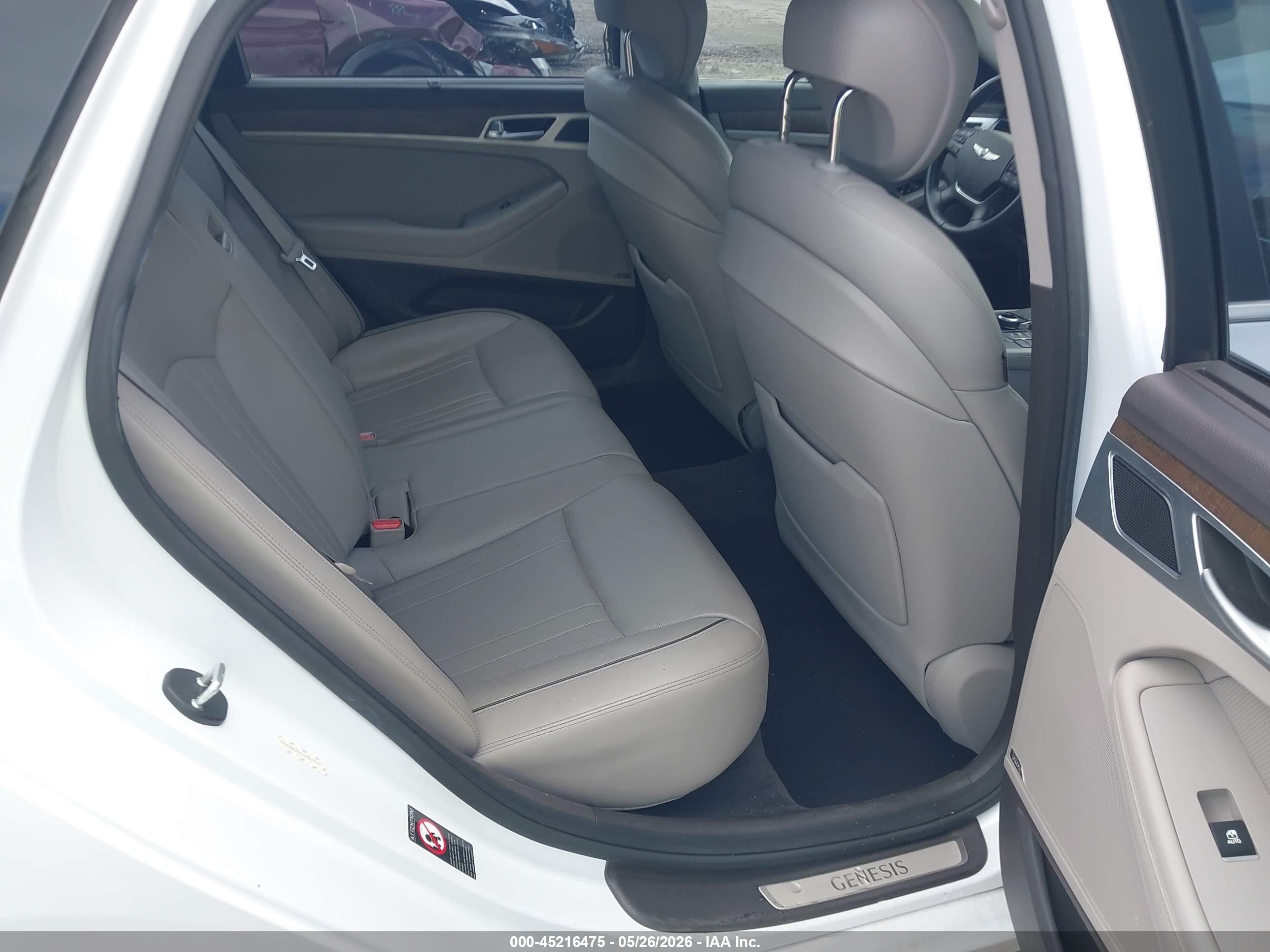 2015 Hyundai Genesis 3.8 Белый vin: KMHGN4JE4FU037115