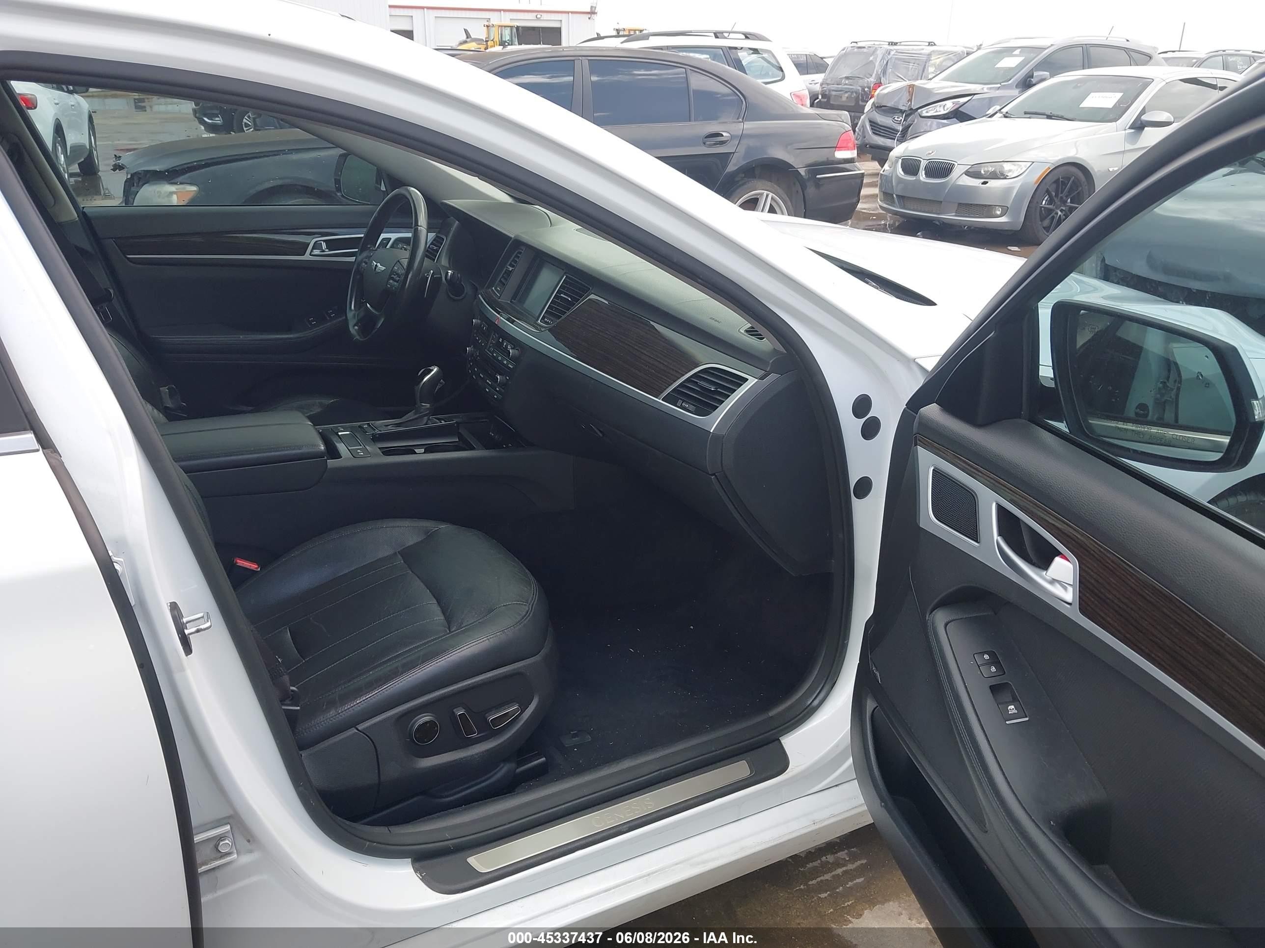 2015 Hyundai Genesis 3.8 White vin: KMHGN4JE4FU041682