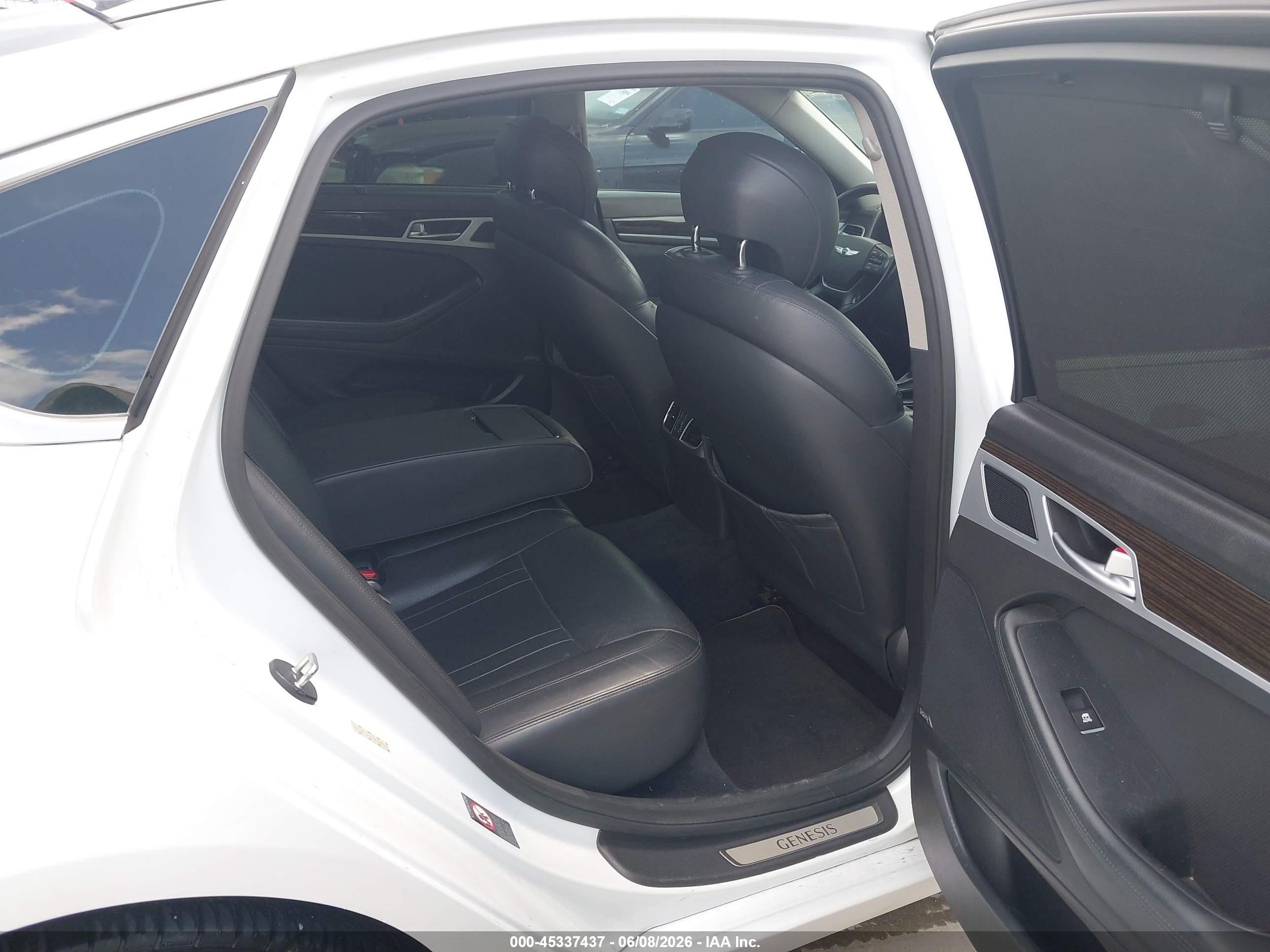 2015 Hyundai Genesis 3.8 White vin: KMHGN4JE4FU041682