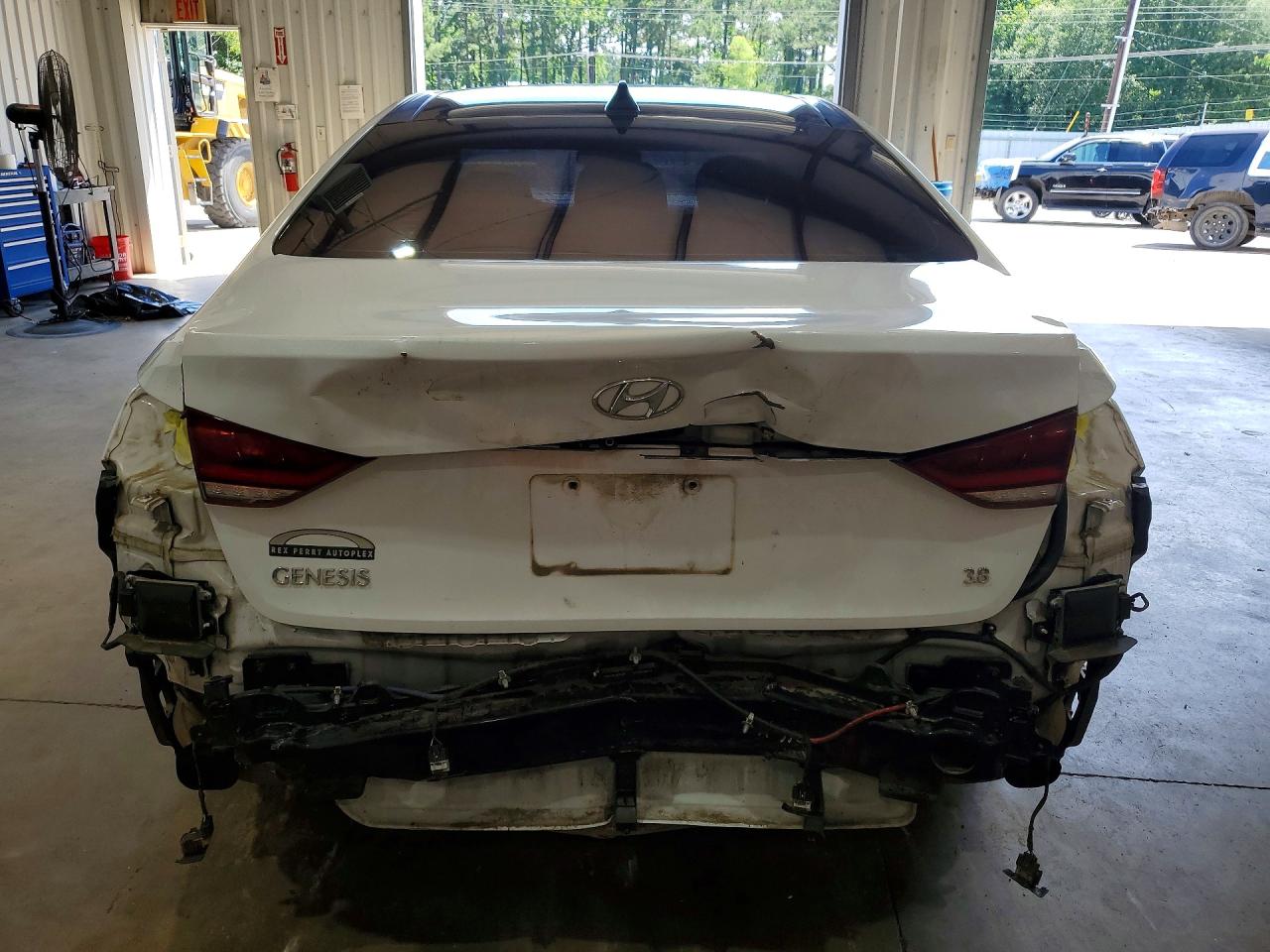 2015 Hyundai Genesis 3.8l White vin: KMHGN4JE4FU041746