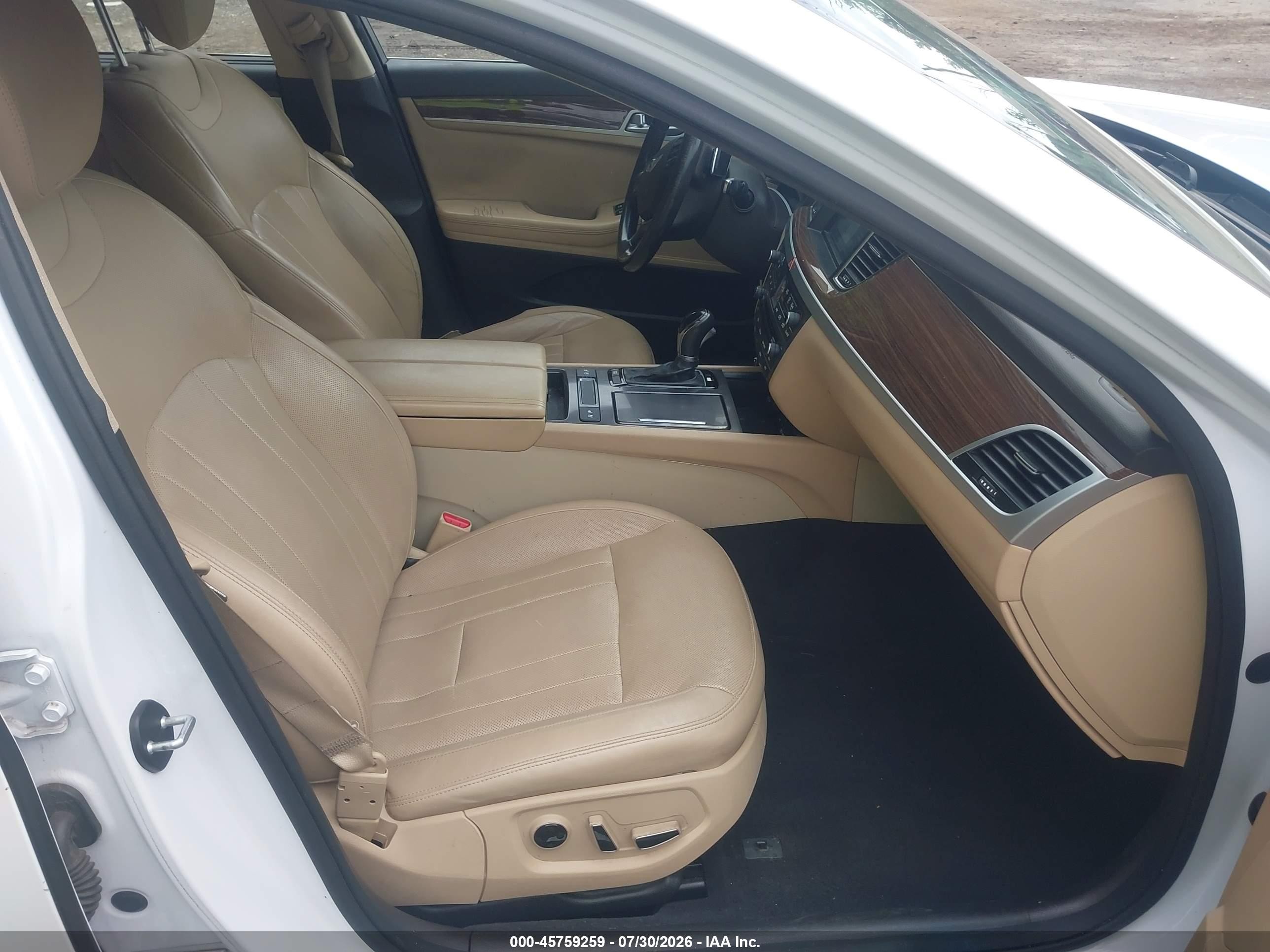 2015 Hyundai Genesis 3.8 White vin: KMHGN4JE4FU054173