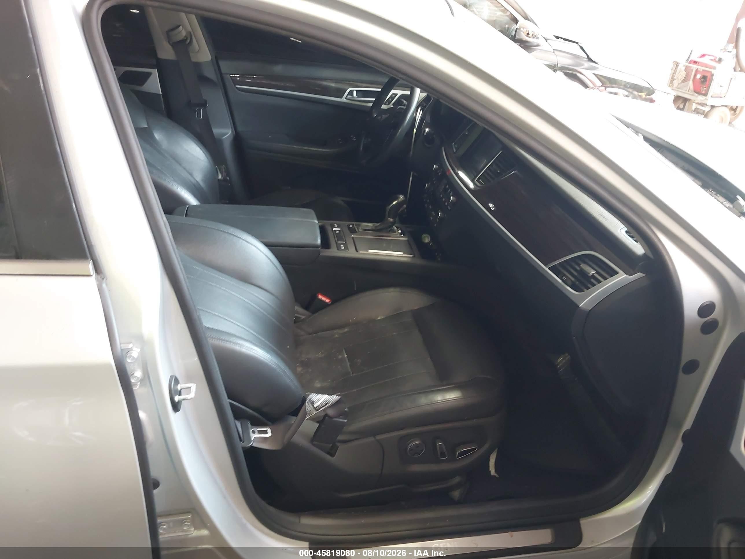 2015 Hyundai Genesis 3.8 Silver vin: KMHGN4JE4FU065139