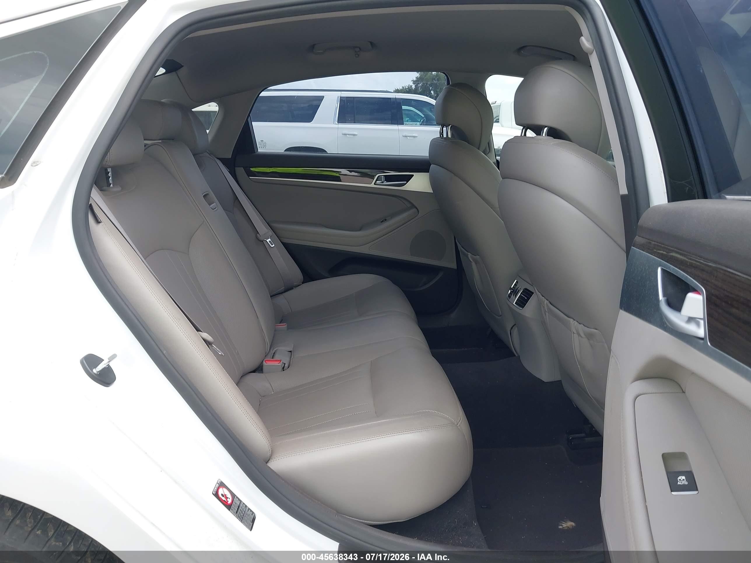 2015 Hyundai Genesis 3.8 White vin: KMHGN4JE4FU067036