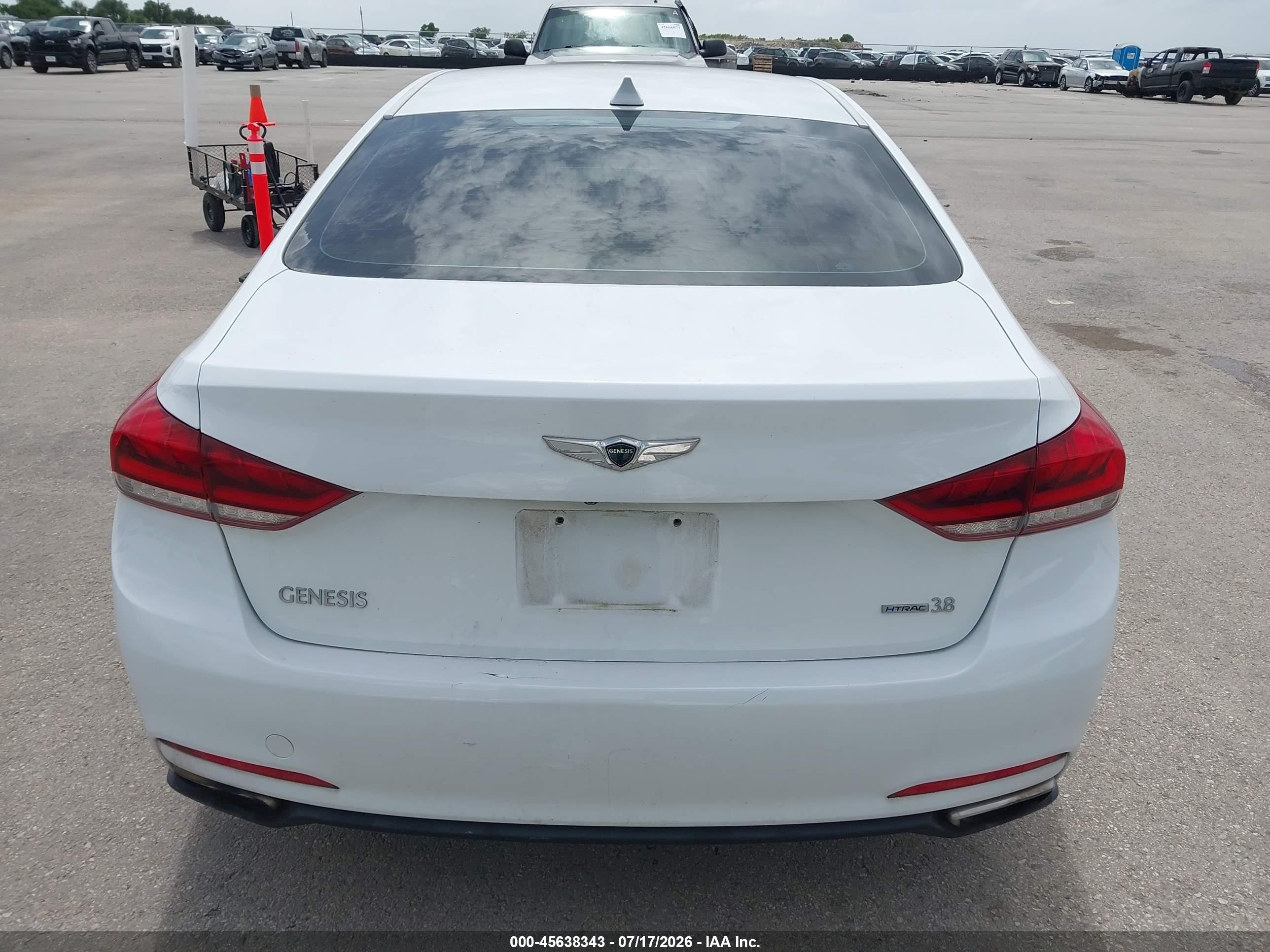 2015 Hyundai Genesis 3.8 White vin: KMHGN4JE4FU067036