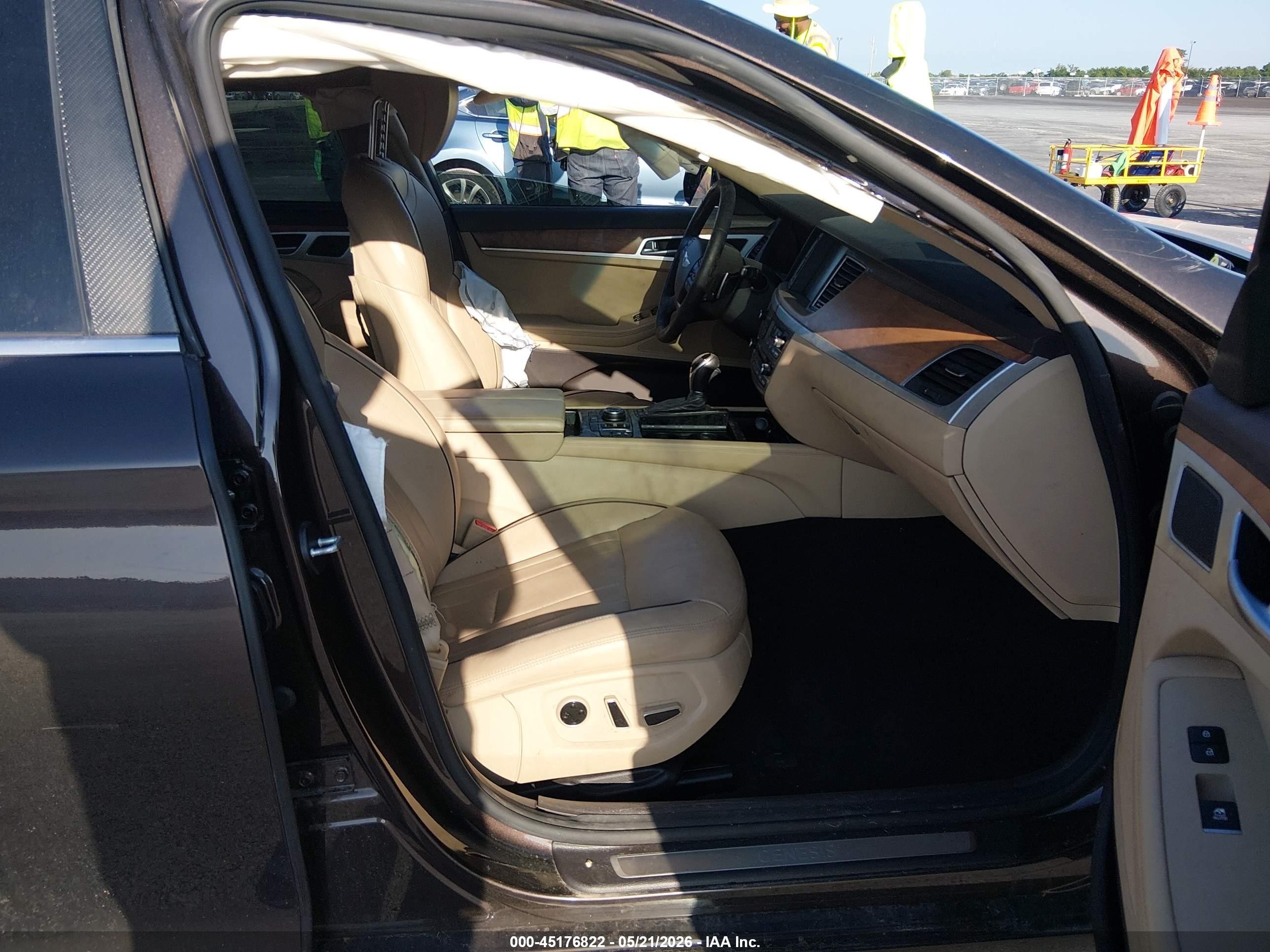 2015 Hyundai Genesis 3.8 Beige vin: KMHGN4JE4FU073886