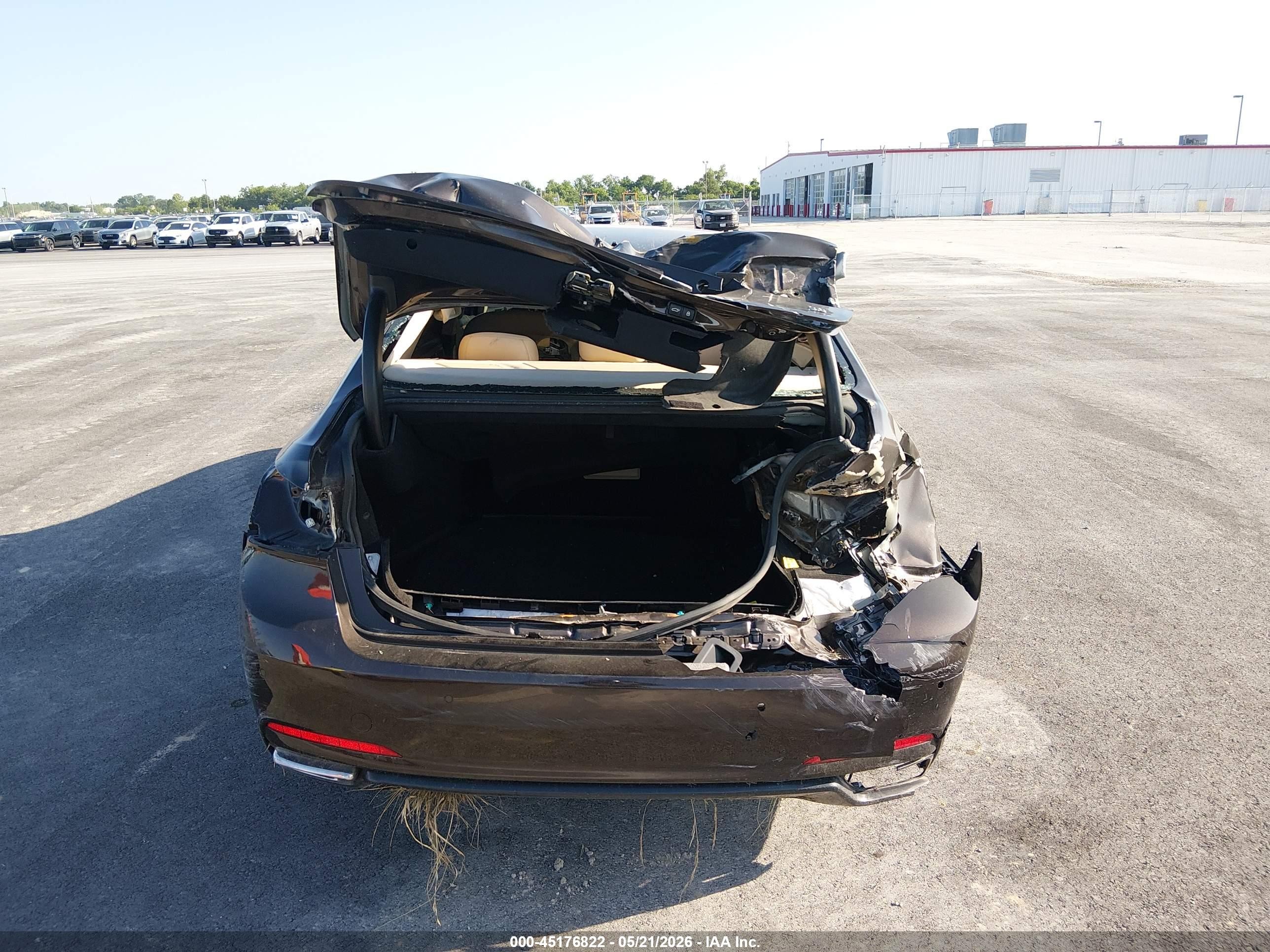 2015 Hyundai Genesis 3.8 Beige vin: KMHGN4JE4FU073886
