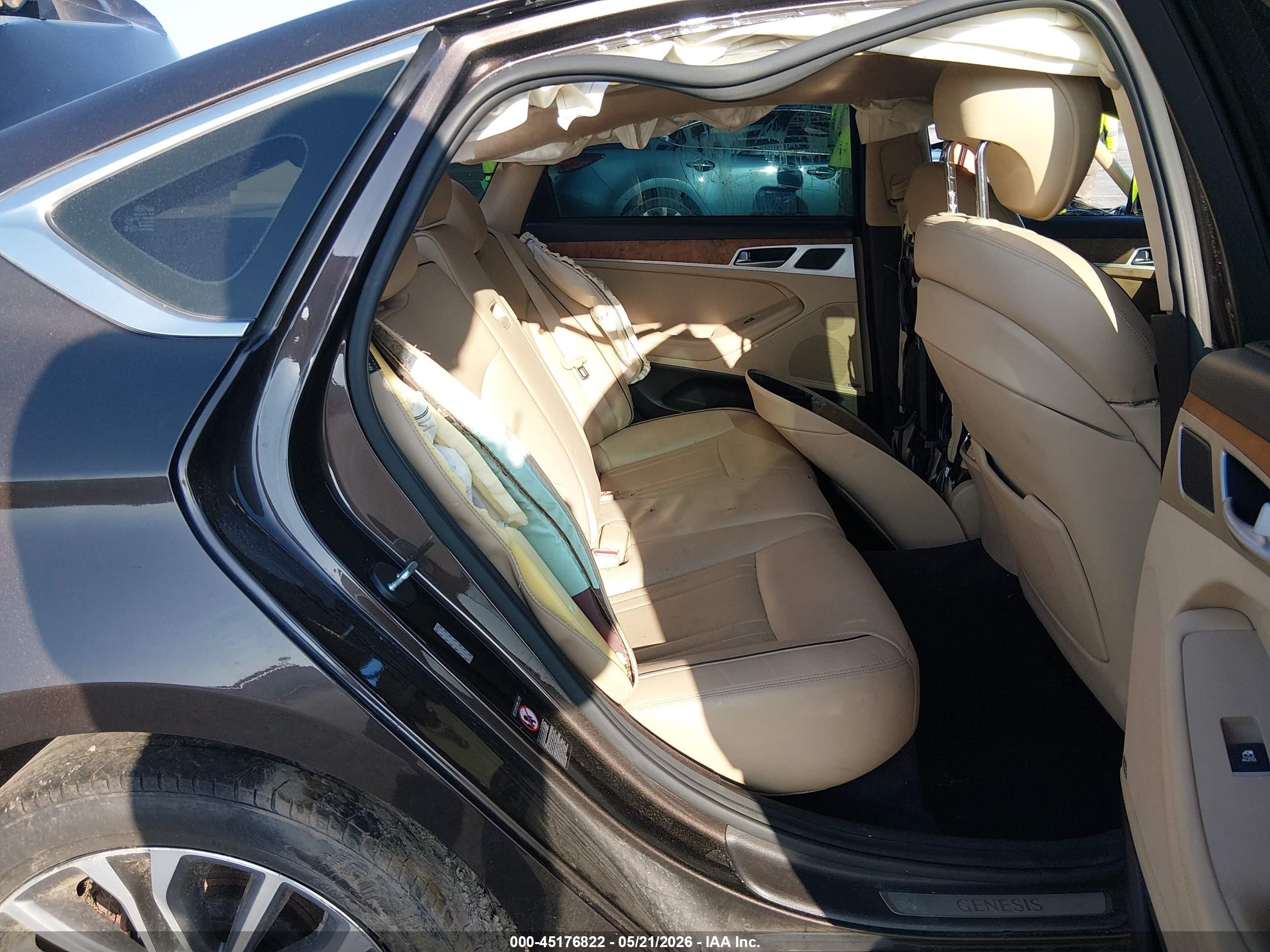 2015 Hyundai Genesis 3.8 Beige vin: KMHGN4JE4FU073886