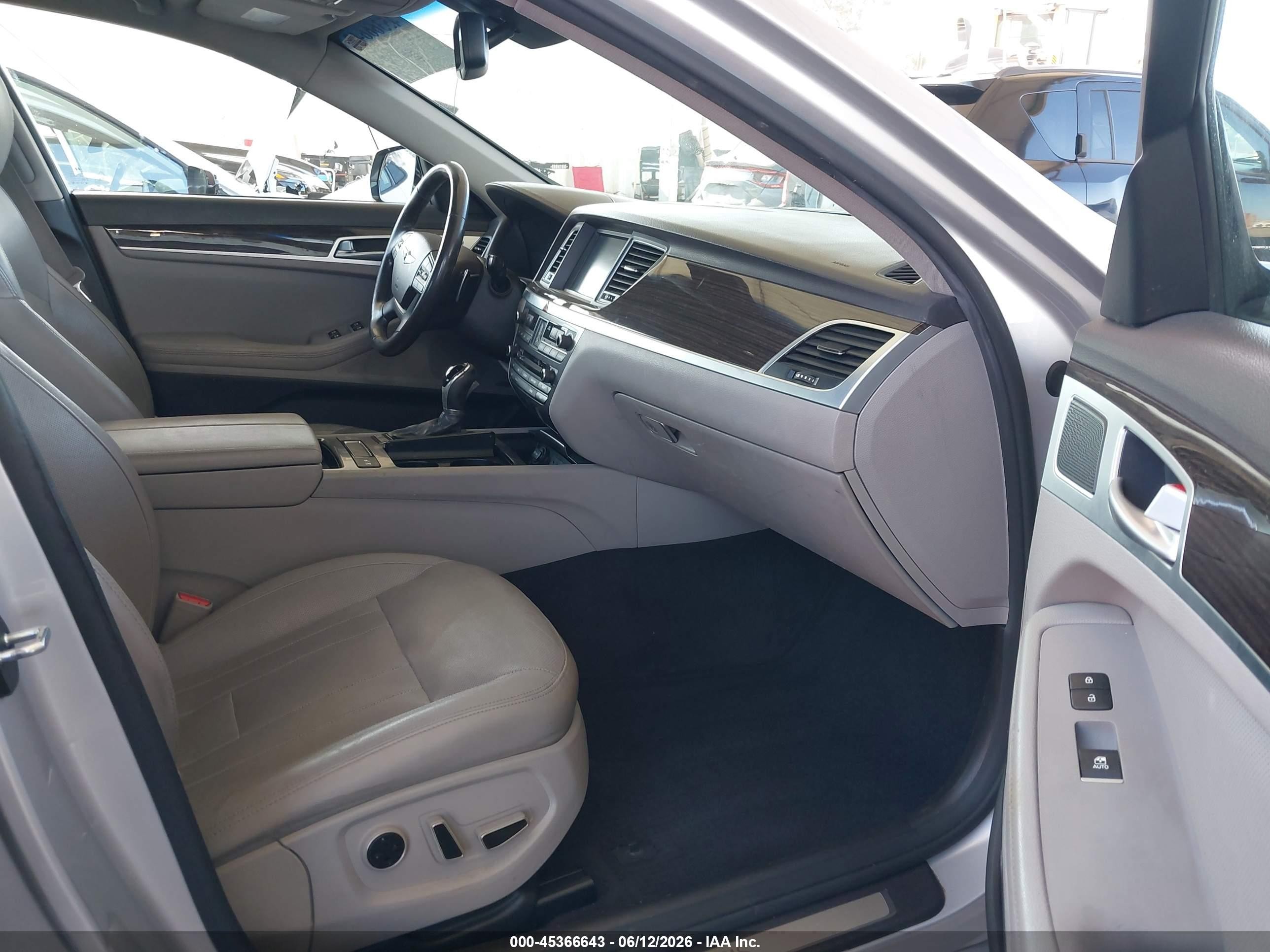2015 Hyundai Genesis 3.8 Silver vin: KMHGN4JE4FU083818