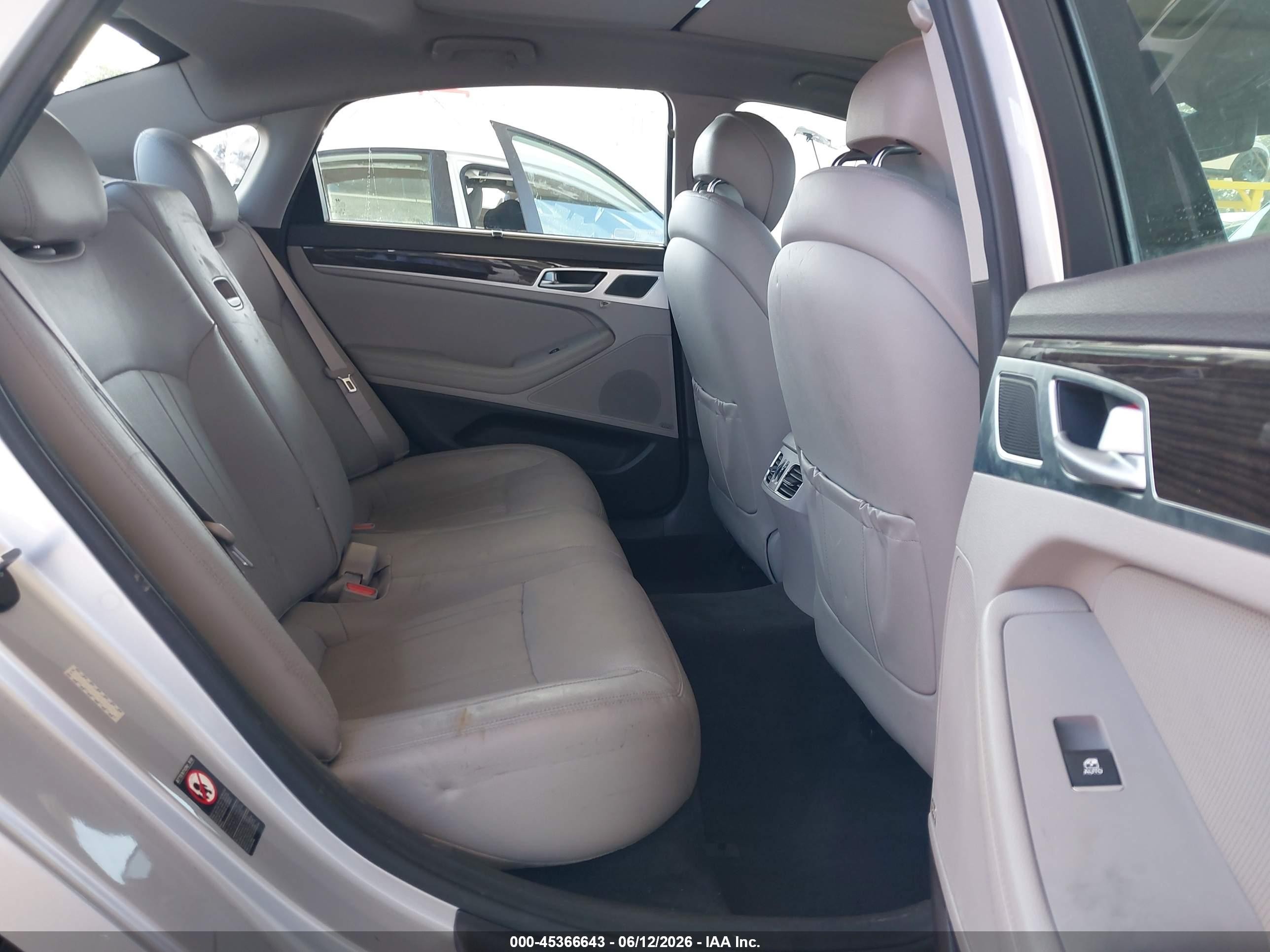 2015 Hyundai Genesis 3.8 Silver vin: KMHGN4JE4FU083818