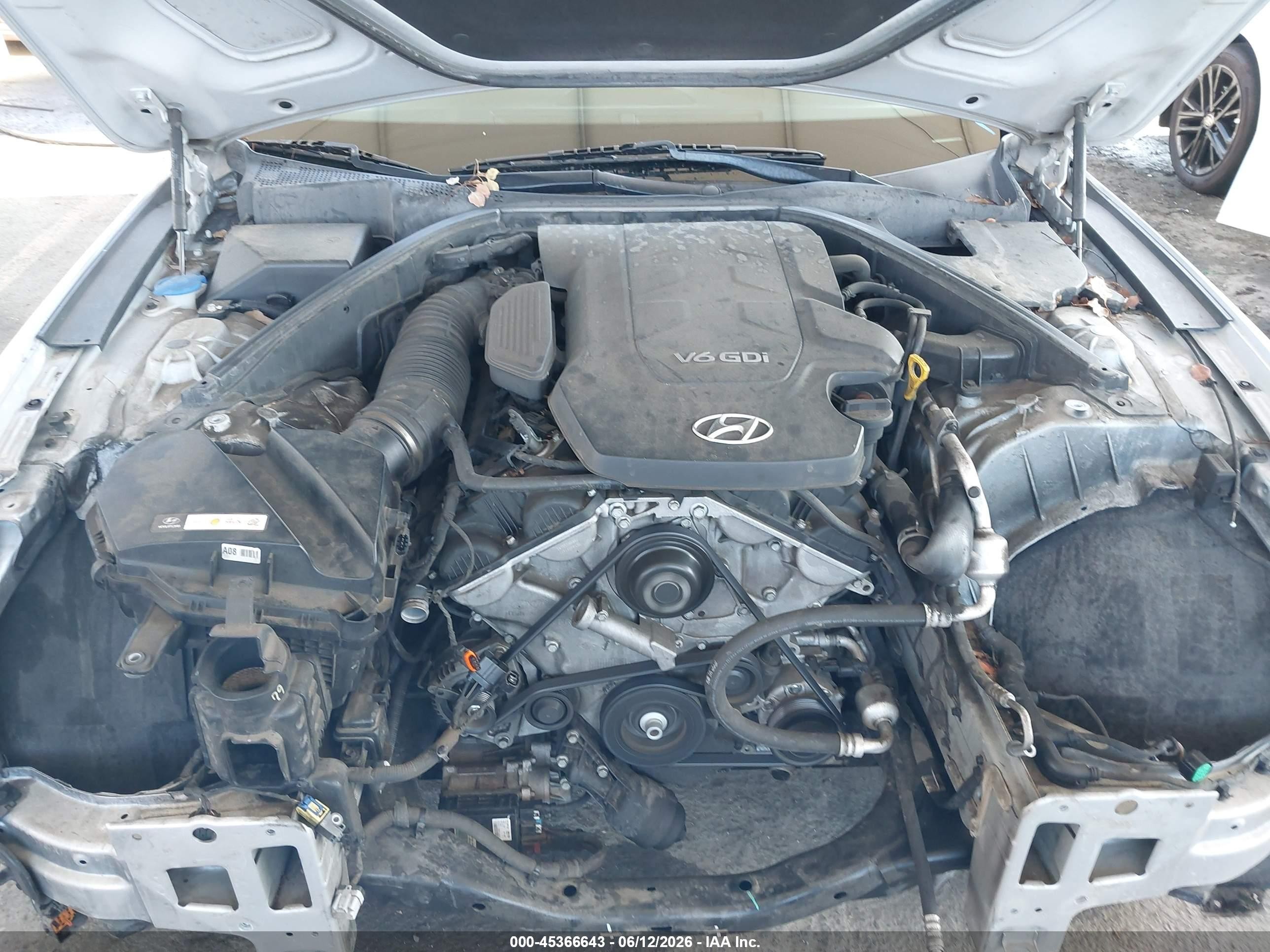 2015 Hyundai Genesis 3.8 Silver vin: KMHGN4JE4FU083818