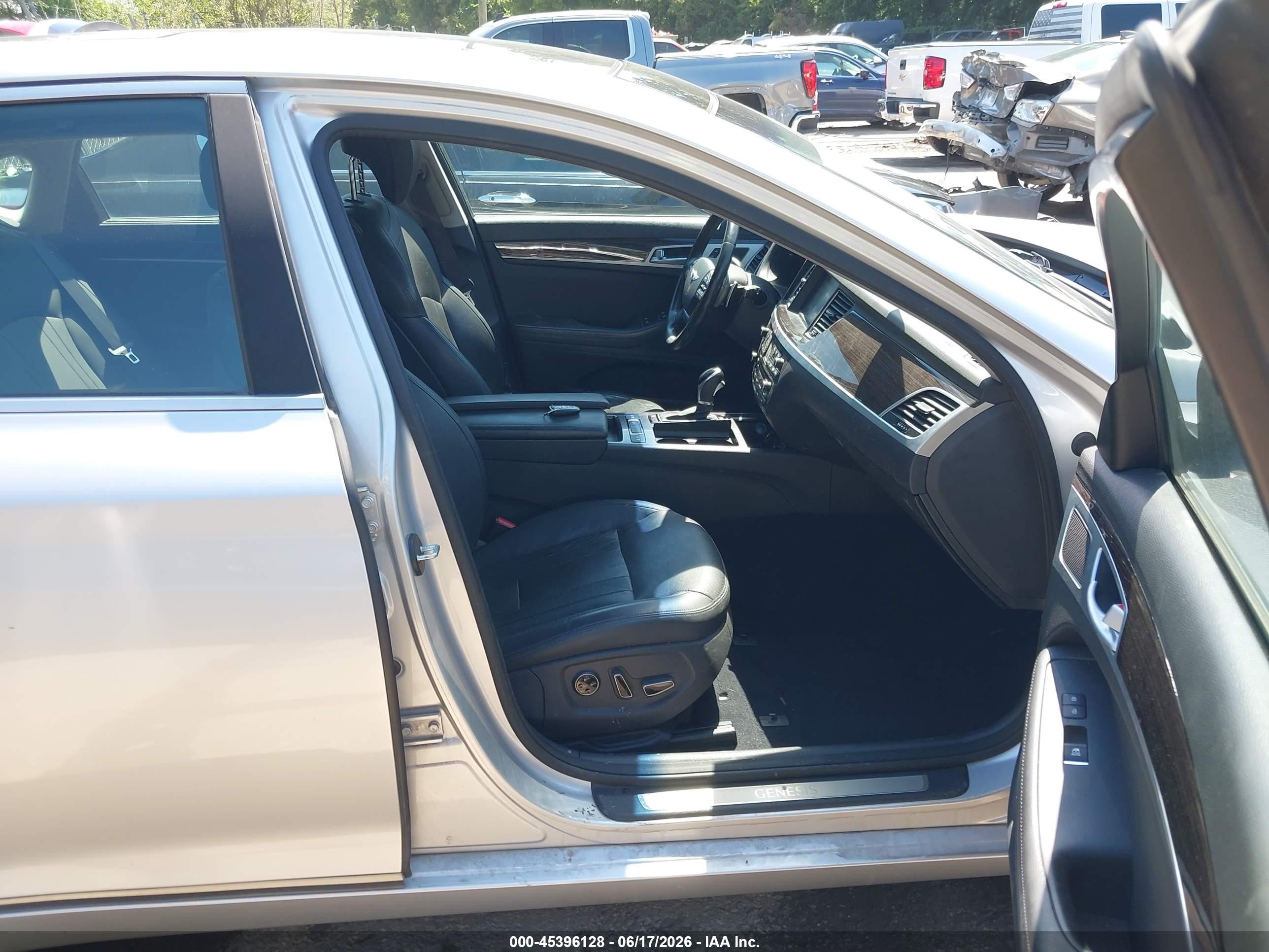 2015 Hyundai Genesis 3.8 Silver vin: KMHGN4JE5FU039455