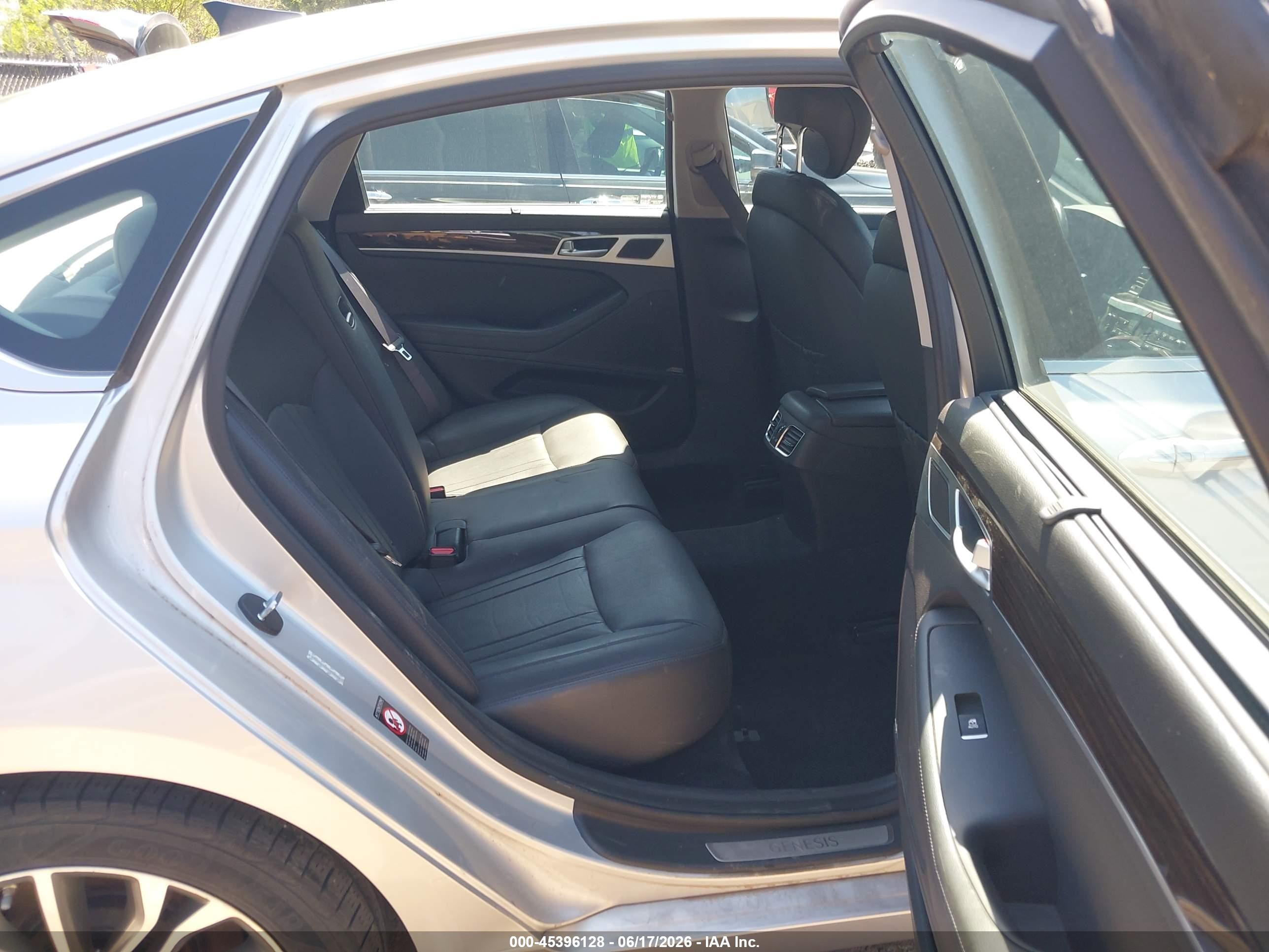 2015 Hyundai Genesis 3.8 Silver vin: KMHGN4JE5FU039455