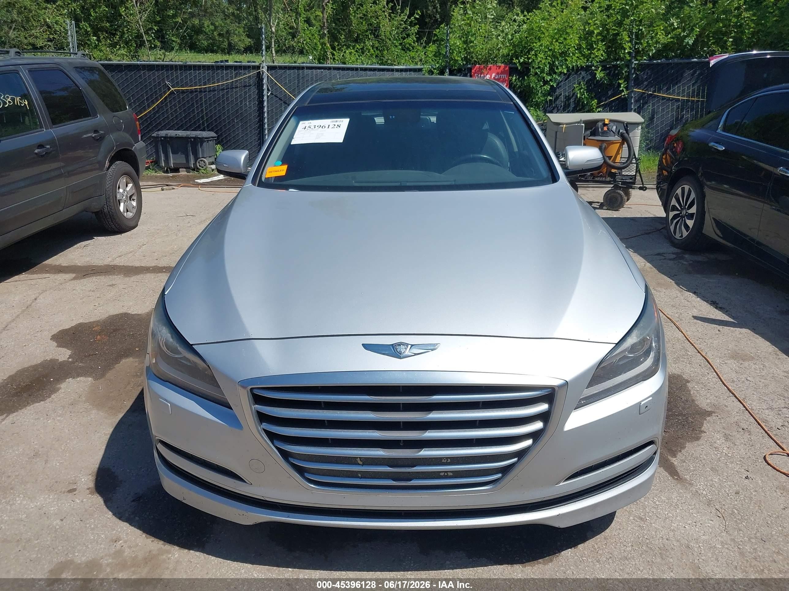 2015 Hyundai Genesis 3.8 Silver vin: KMHGN4JE5FU039455
