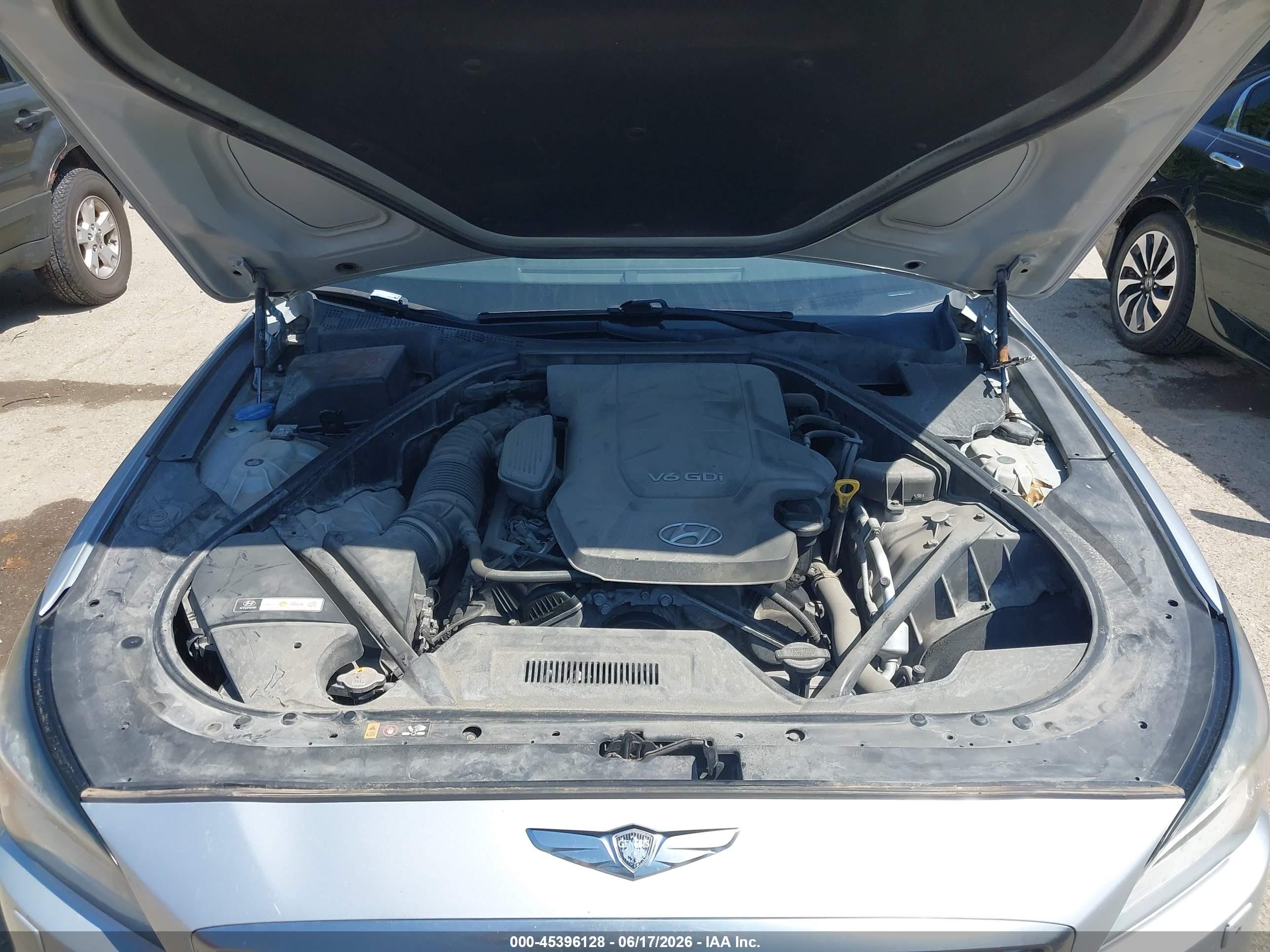 2015 Hyundai Genesis 3.8 Silver vin: KMHGN4JE5FU039455