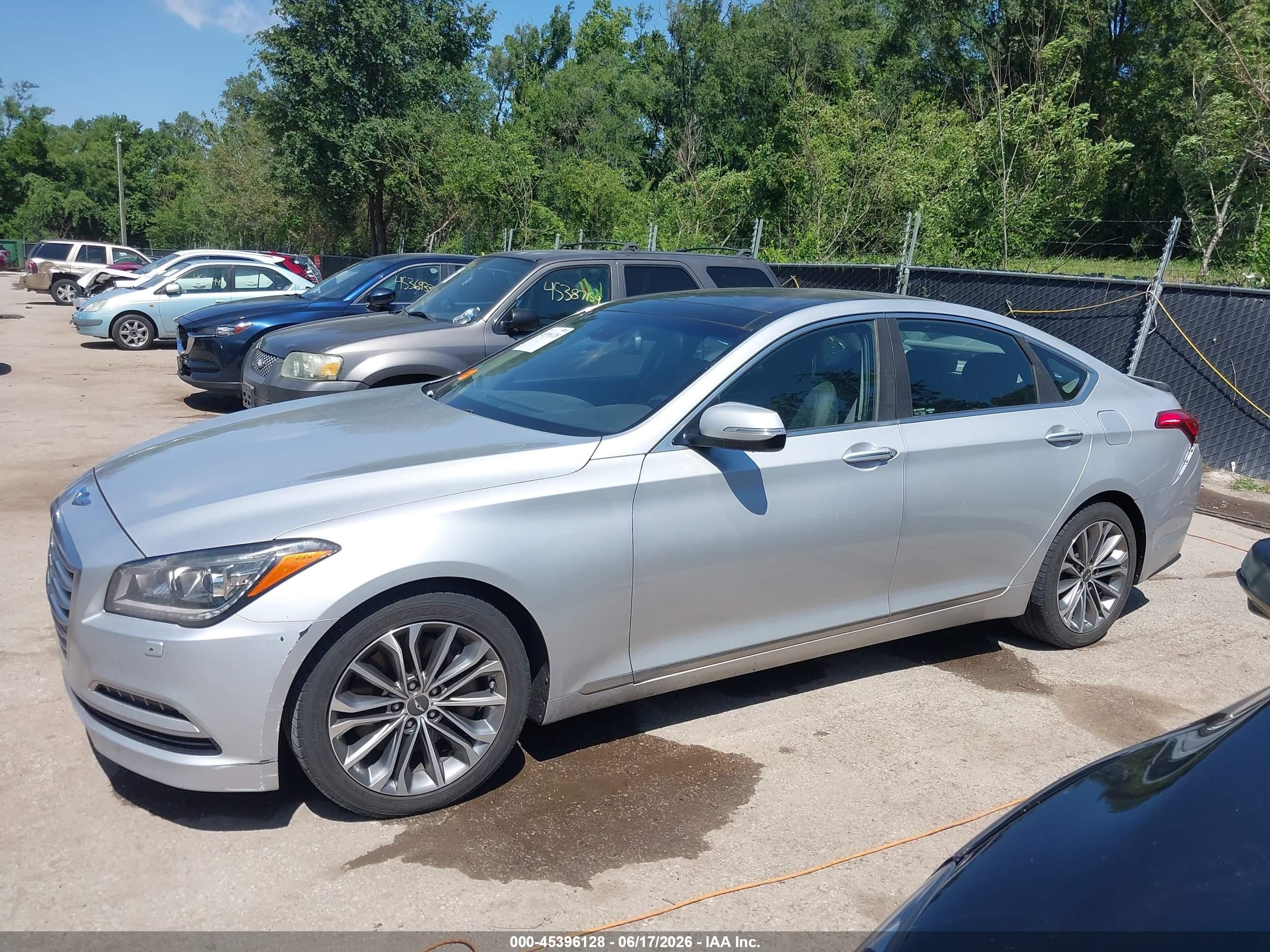 2015 Hyundai Genesis 3.8 Silver vin: KMHGN4JE5FU039455