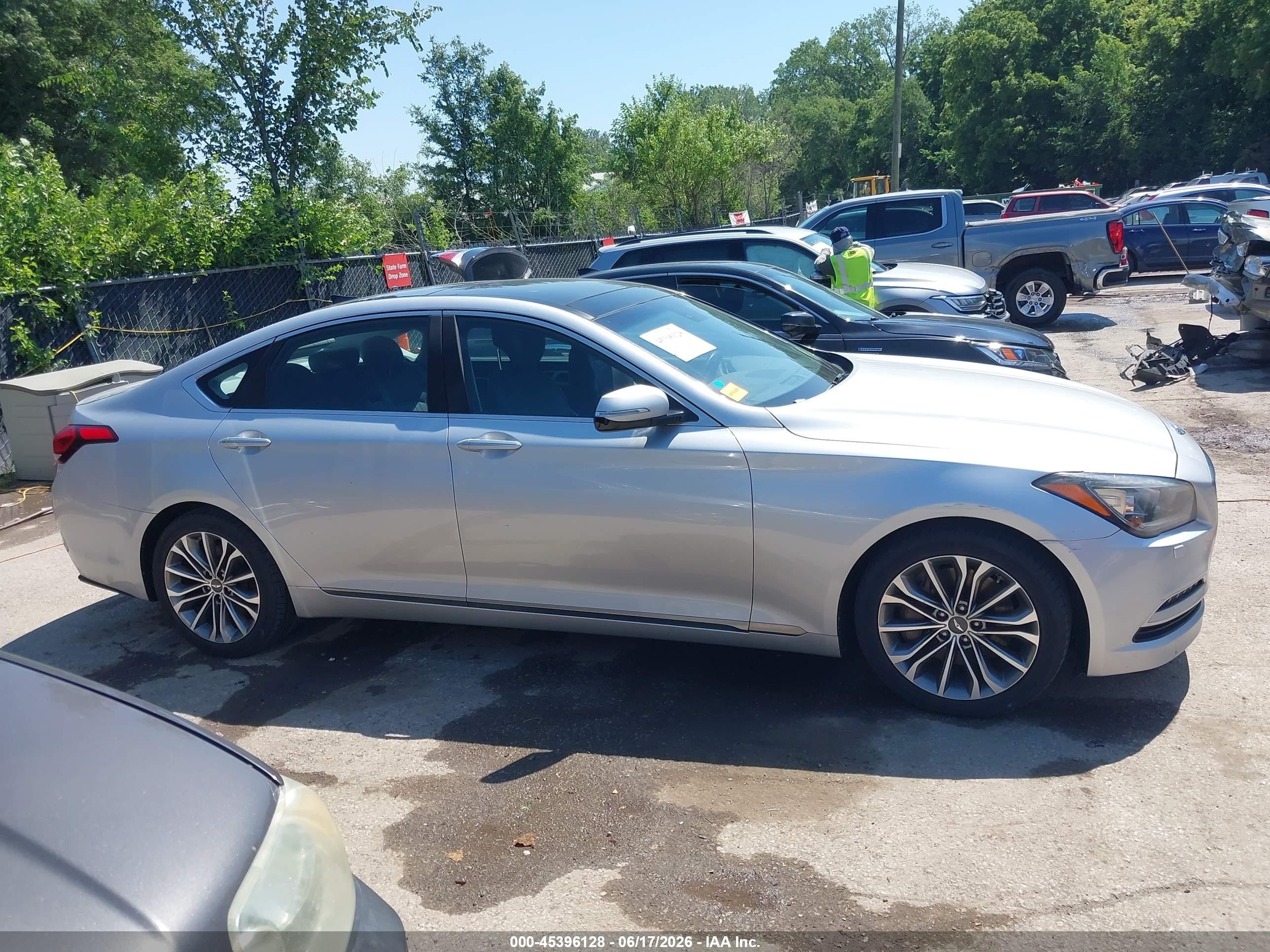 2015 Hyundai Genesis 3.8 Silver vin: KMHGN4JE5FU039455