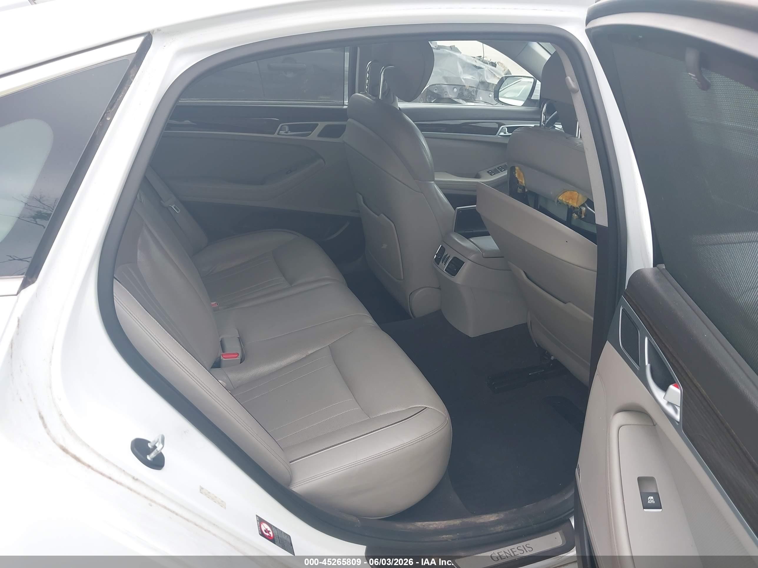 2015 Hyundai Genesis 3.8 White vin: KMHGN4JE5FU062234