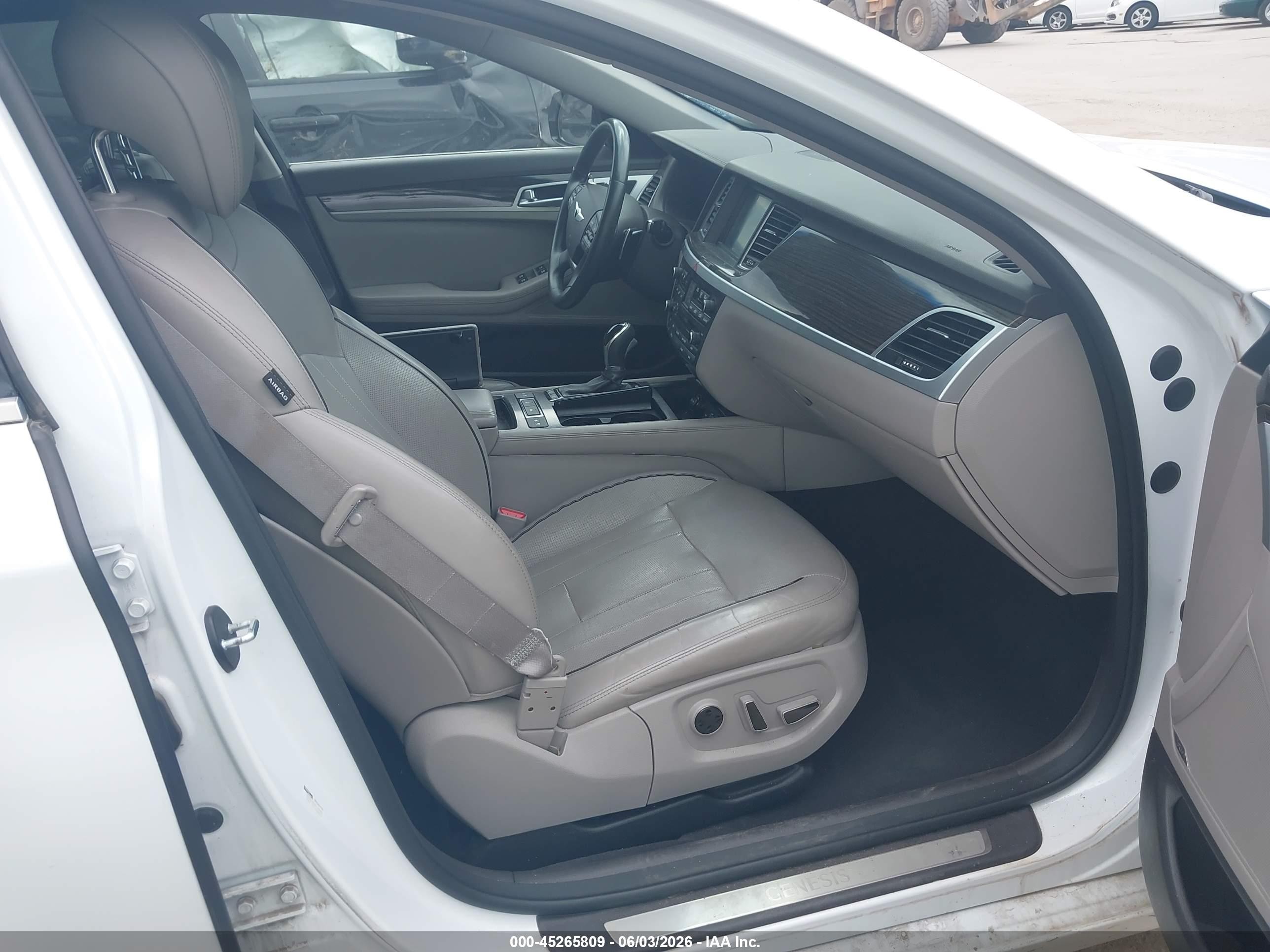 2015 Hyundai Genesis 3.8 White vin: KMHGN4JE5FU062234