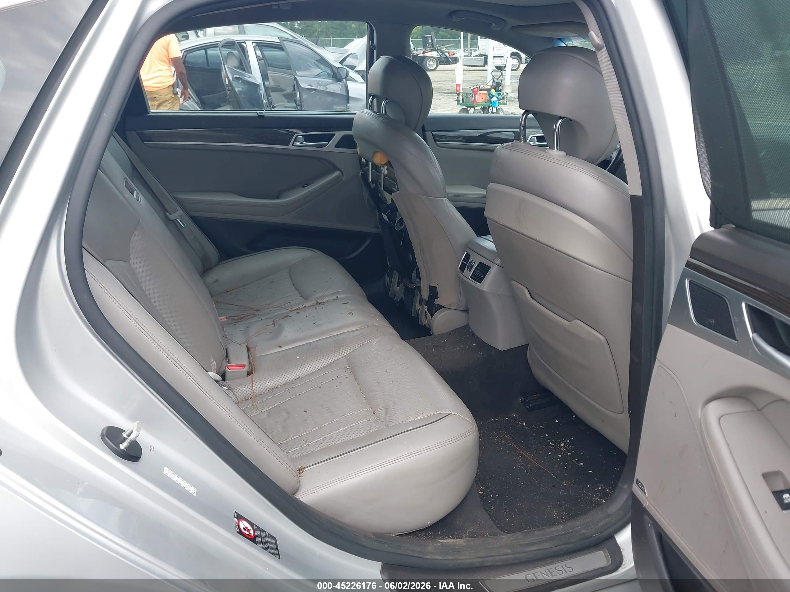 2015 Hyundai Genesis 3.8 Silver vin: KMHGN4JE5FU074688