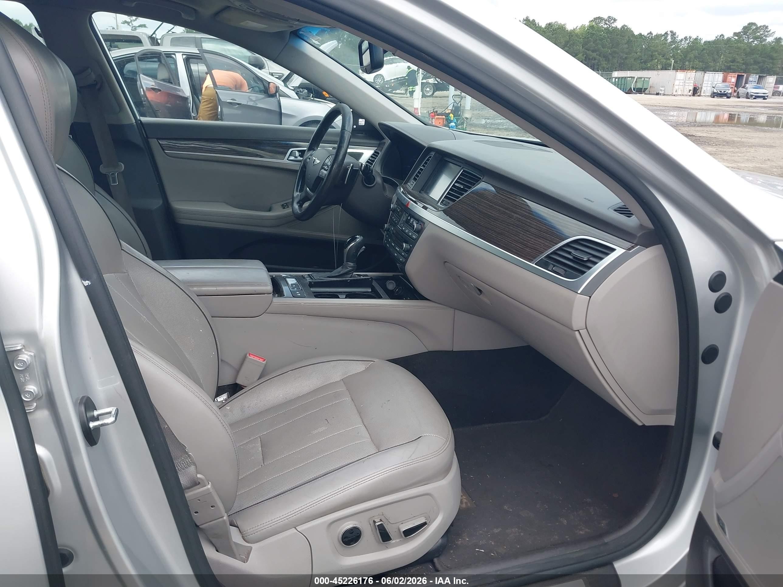 2015 Hyundai Genesis 3.8 Silver vin: KMHGN4JE5FU074688