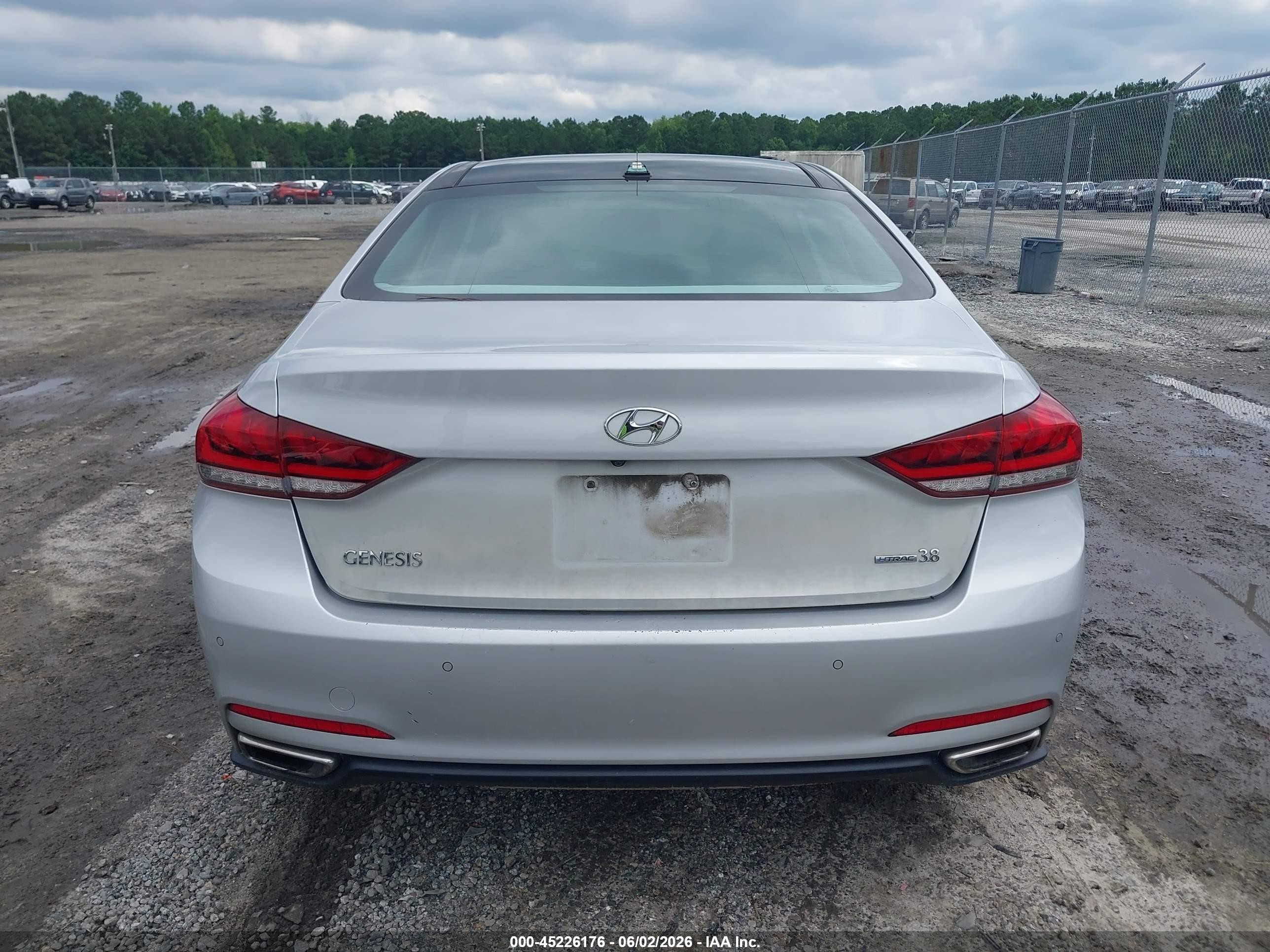 2015 Hyundai Genesis 3.8 Silver vin: KMHGN4JE5FU074688