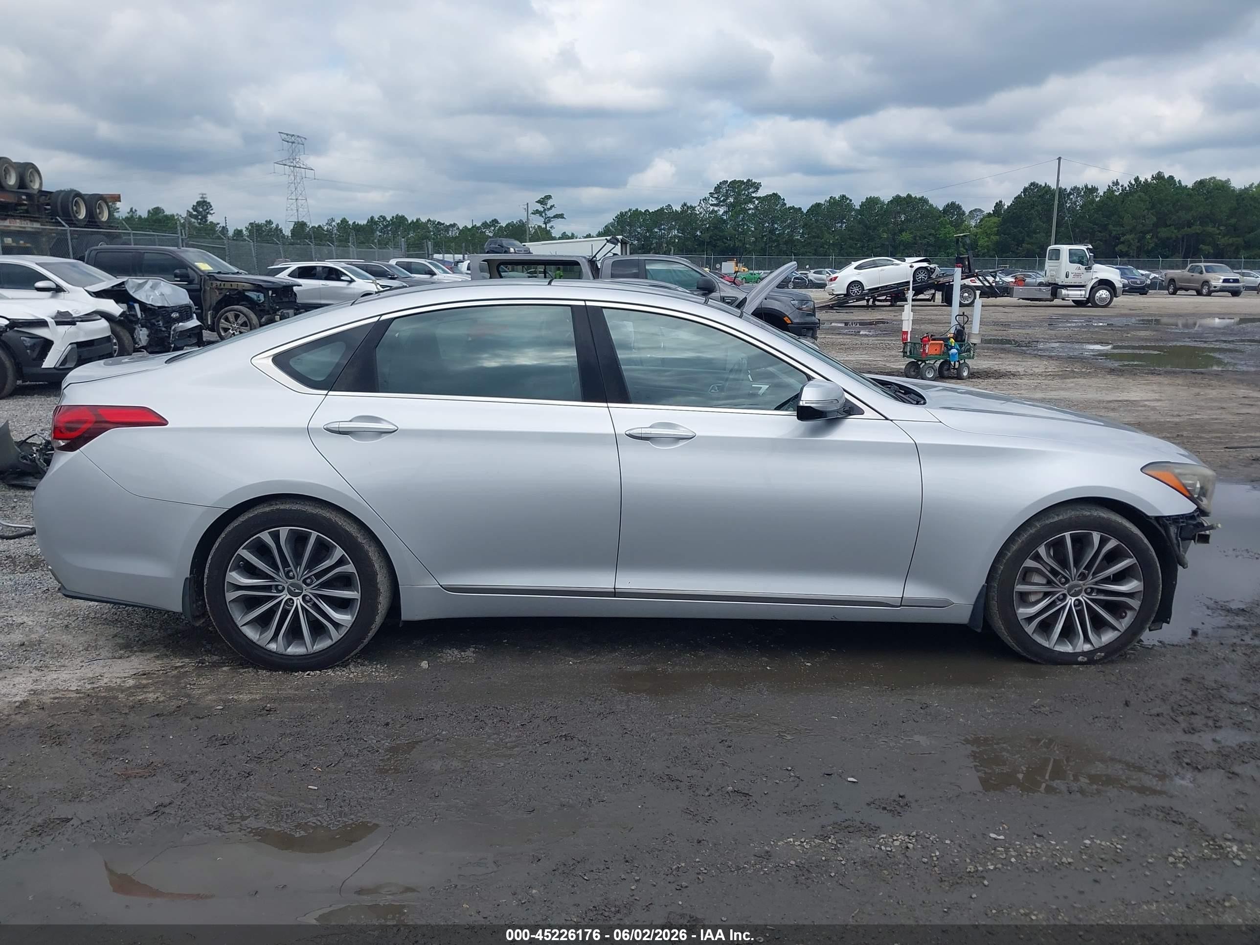 2015 Hyundai Genesis 3.8 Silver vin: KMHGN4JE5FU074688