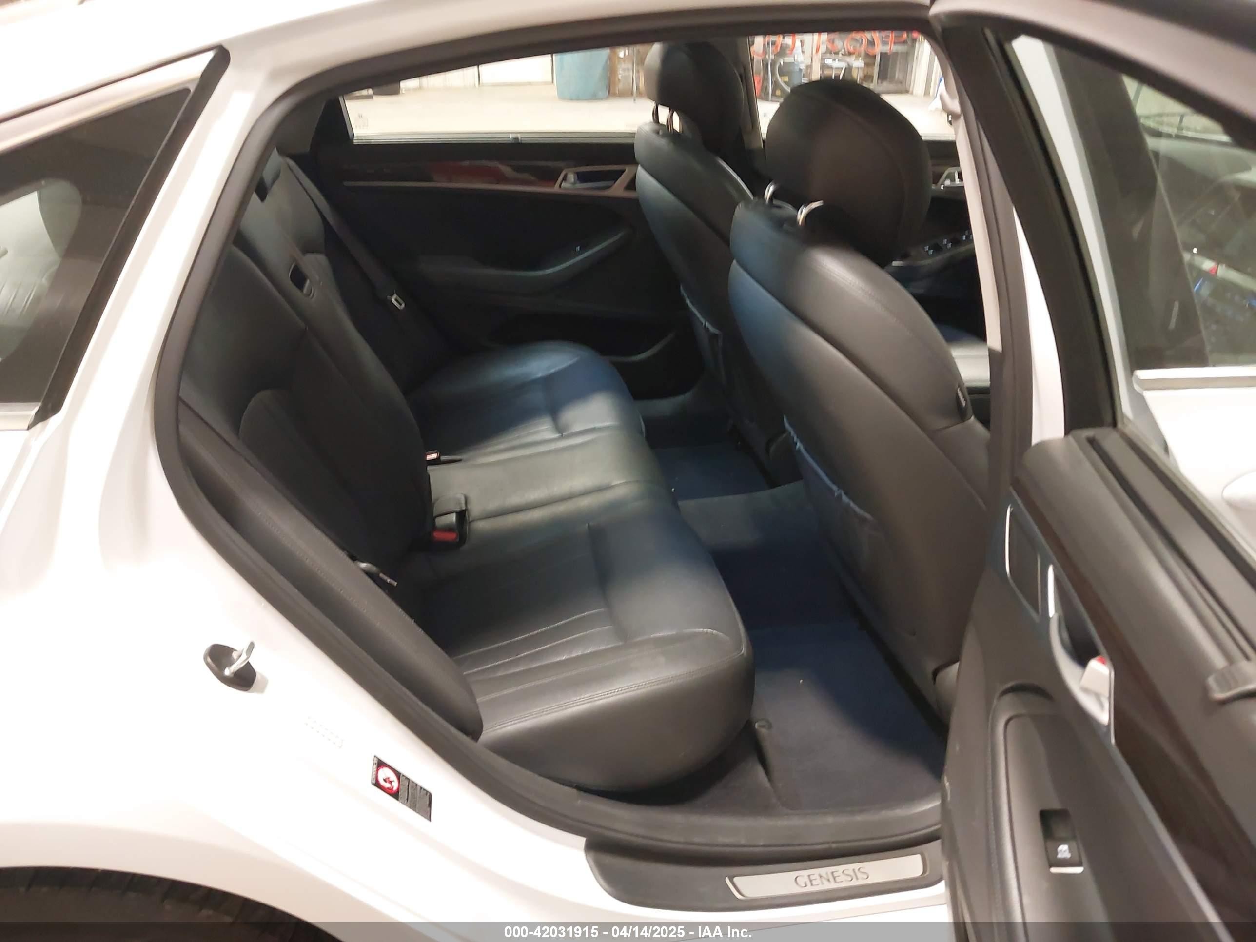 2015 Hyundai Genesis 3.8 White vin: KMHGN4JE5FU090728
