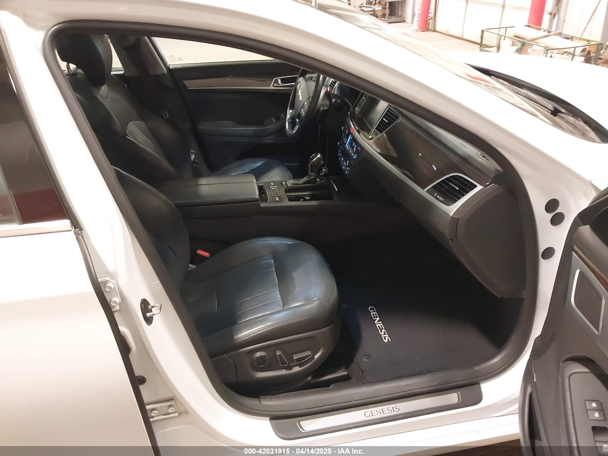 2015 Hyundai Genesis 3.8 White vin: KMHGN4JE5FU090728