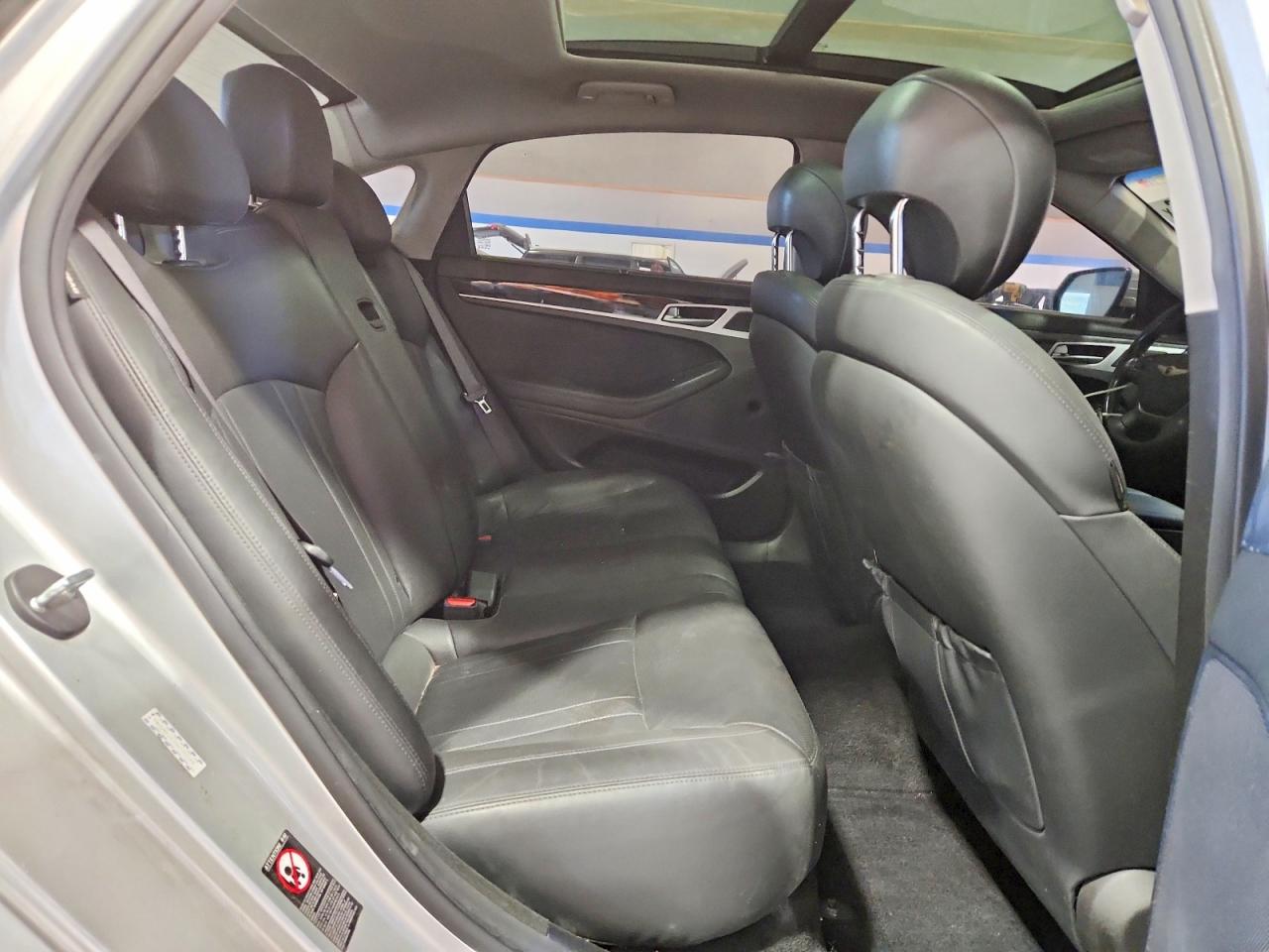 2016 Hyundai Genesis 3.8l Серебряный vin: KMHGN4JE5GU132588